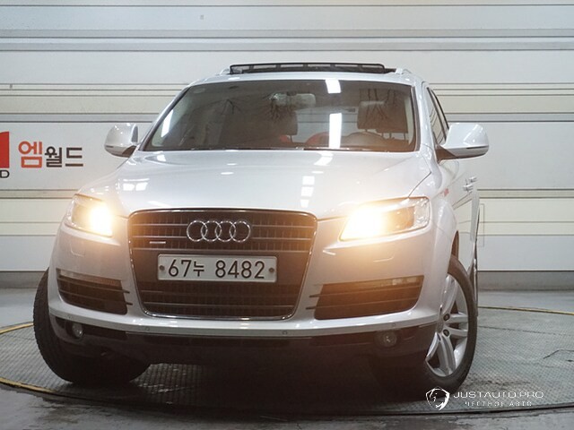 Автомобиль Audi Q7