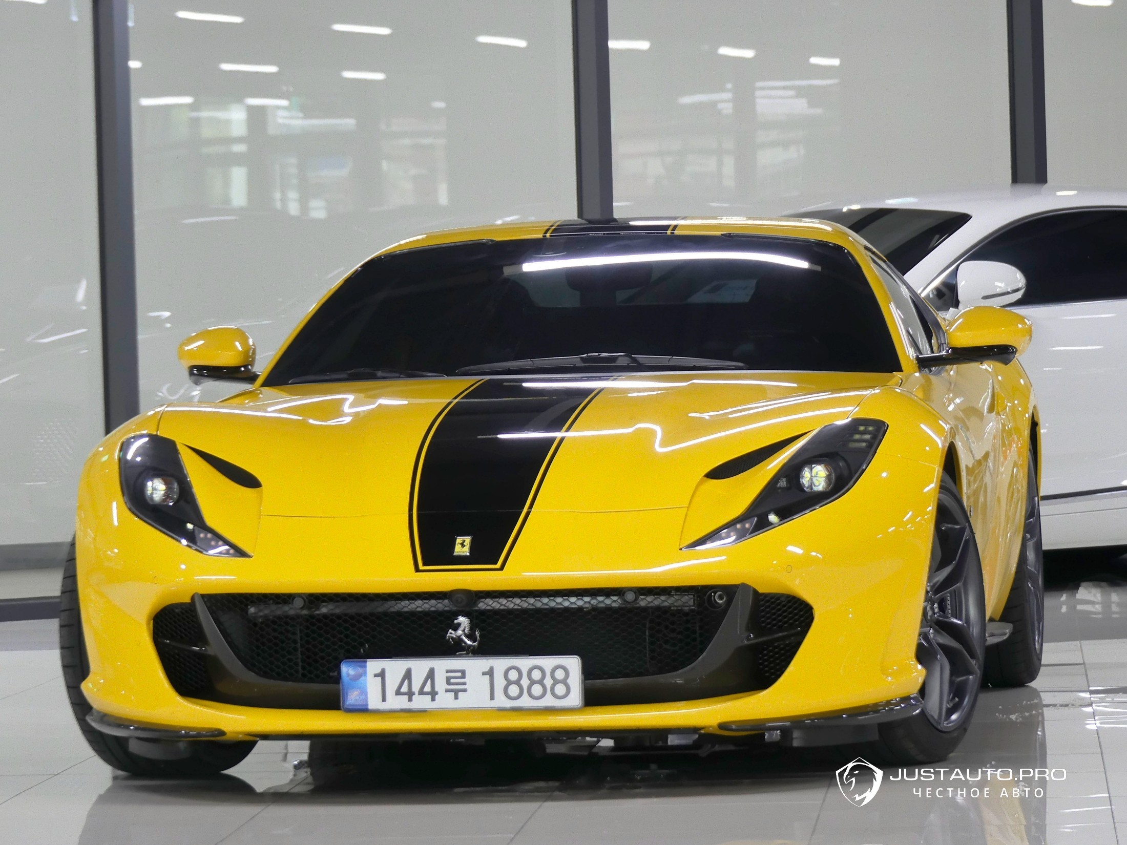 Автомобиль Ferrari 812