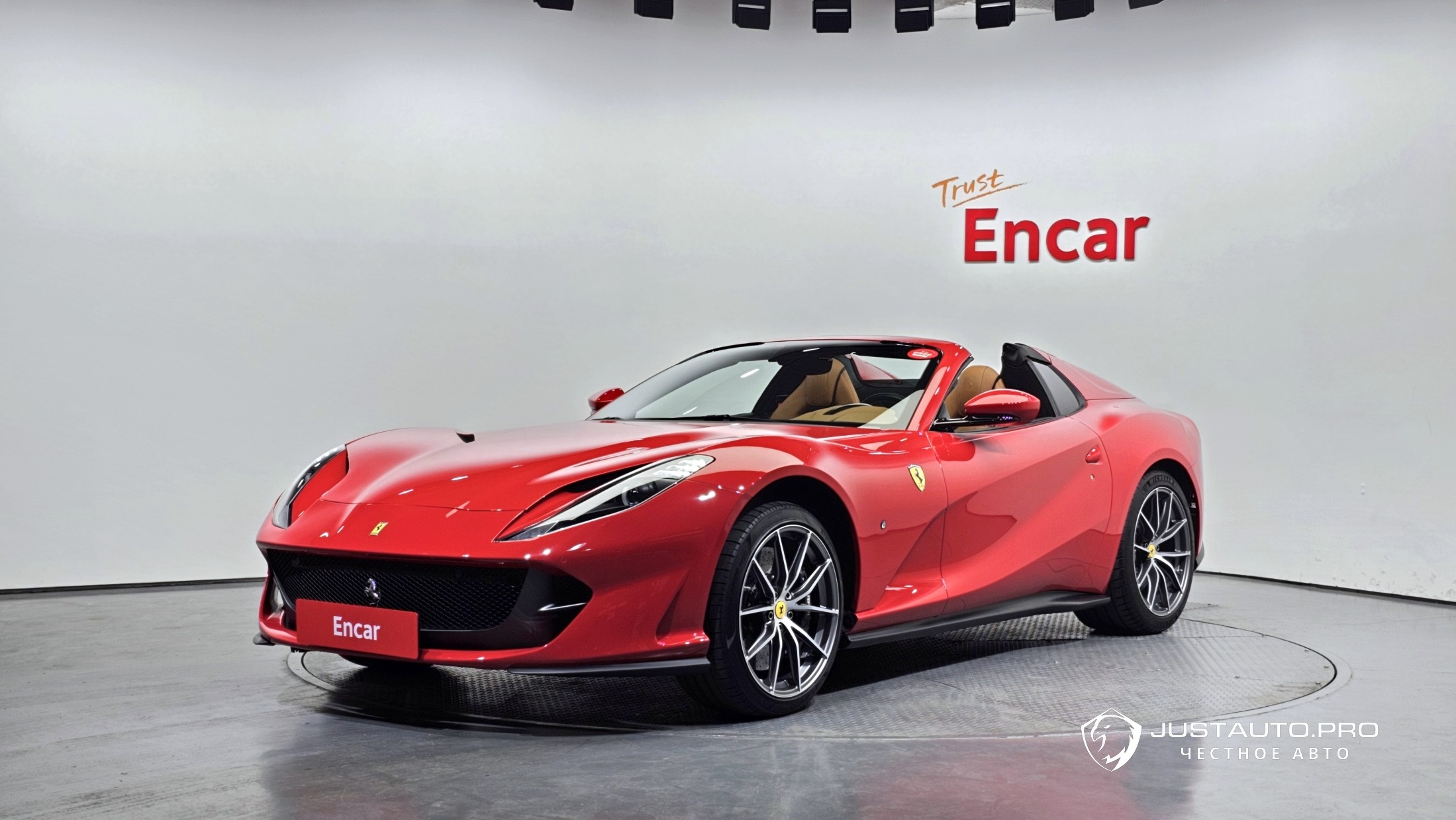 Автомобиль Ferrari 812