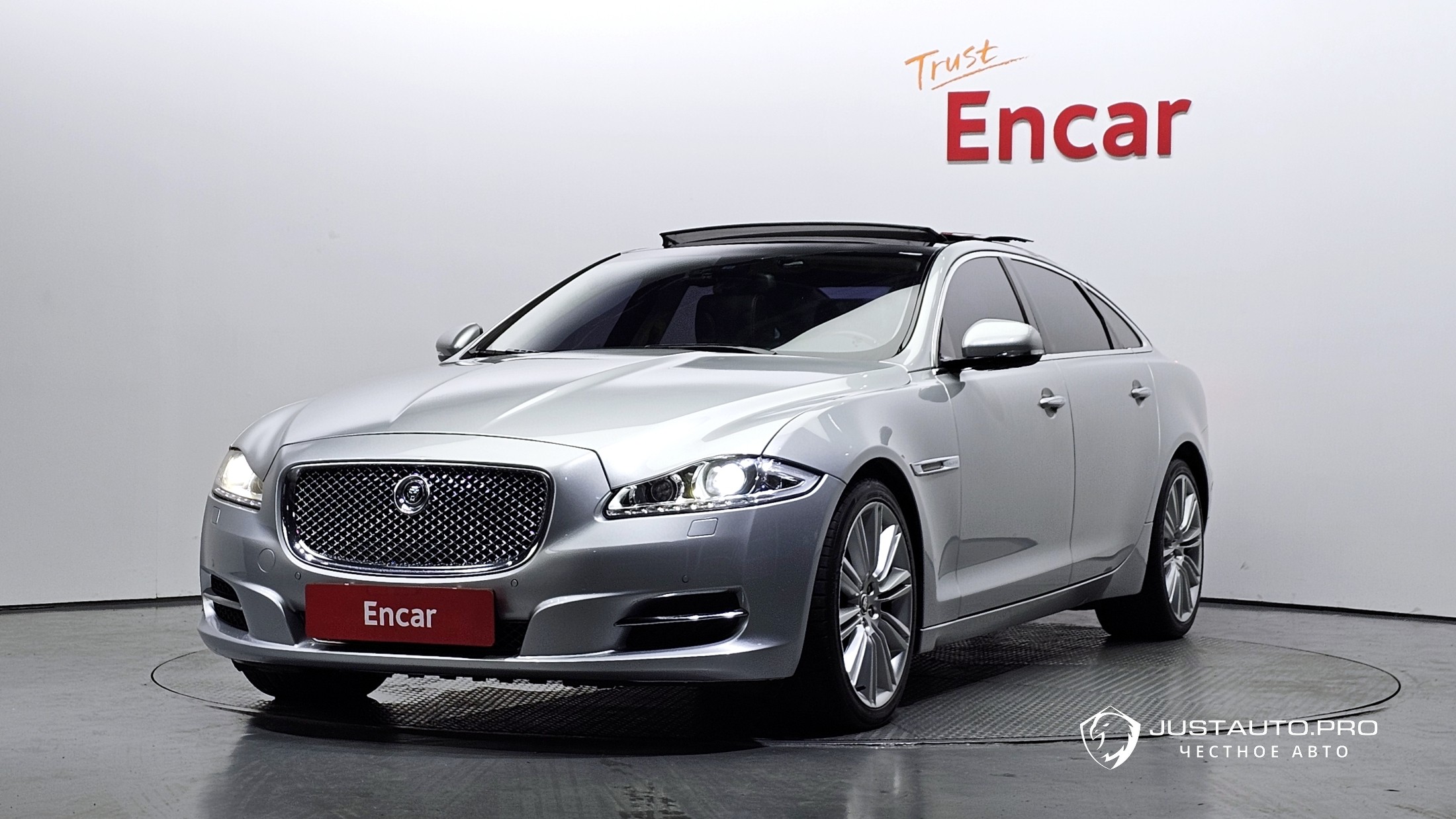 Автомобиль Jaguar XJ