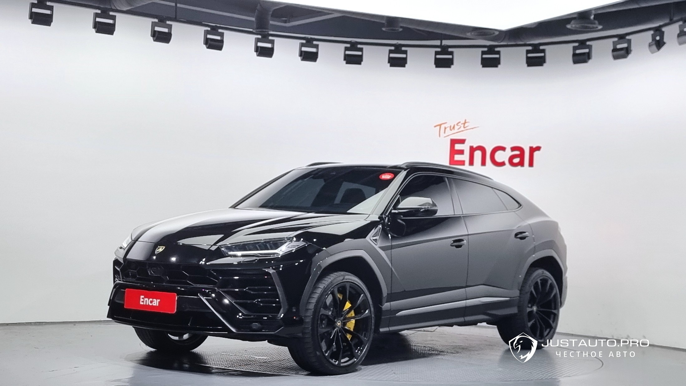 Автомобиль Lamborghini Urus