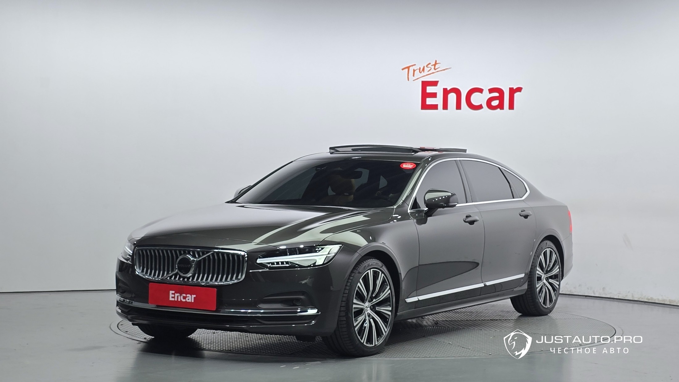 Автомобиль Volvo S90