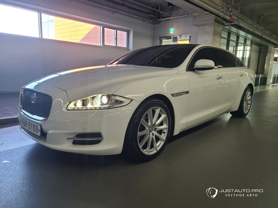 Автомобиль Jaguar XJ