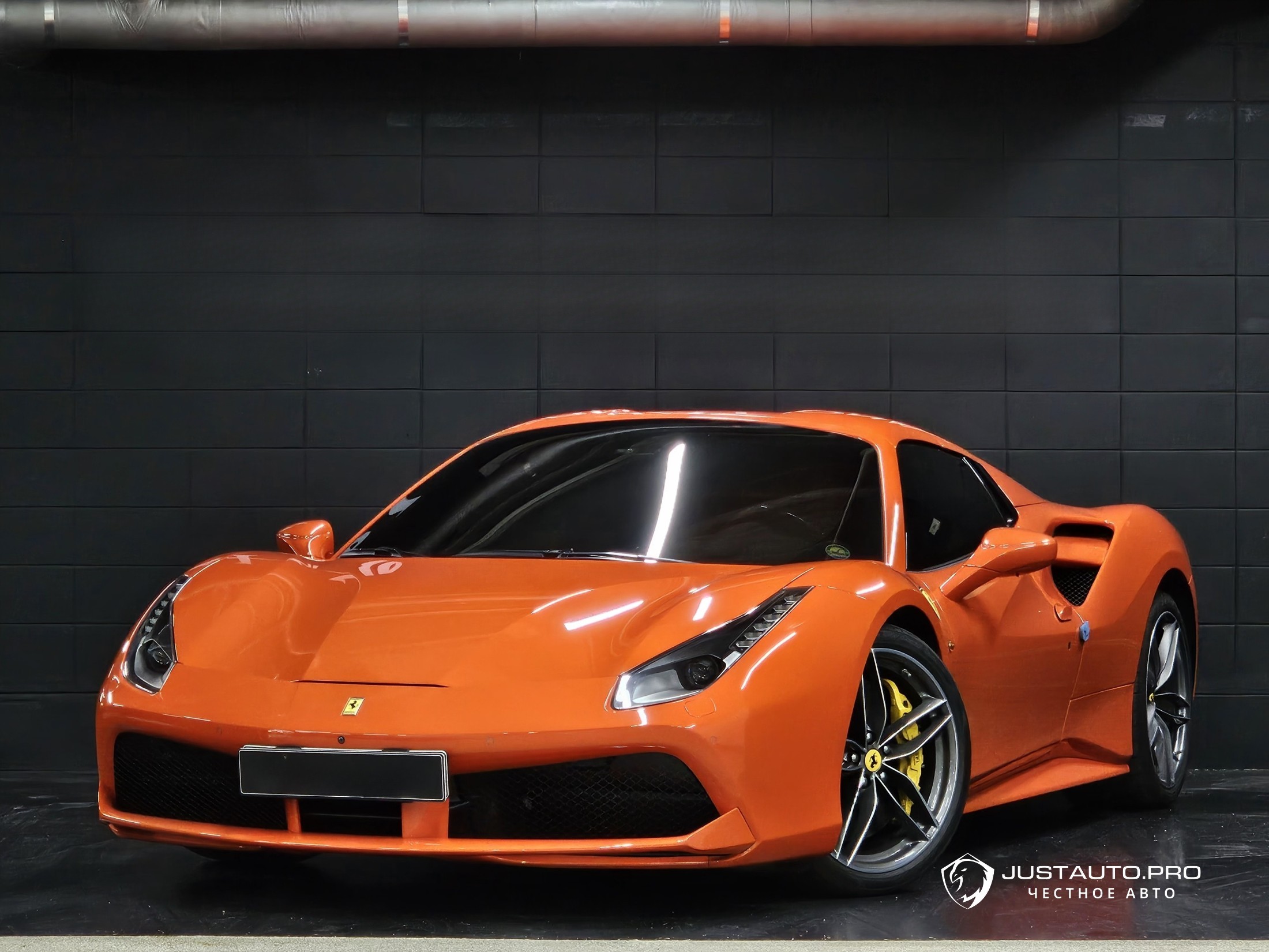 Автомобиль Ferrari 488