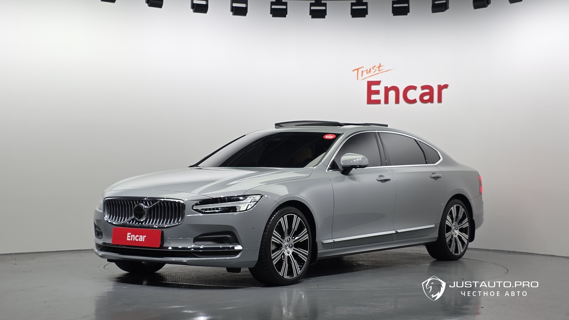 Автомобиль Volvo S90