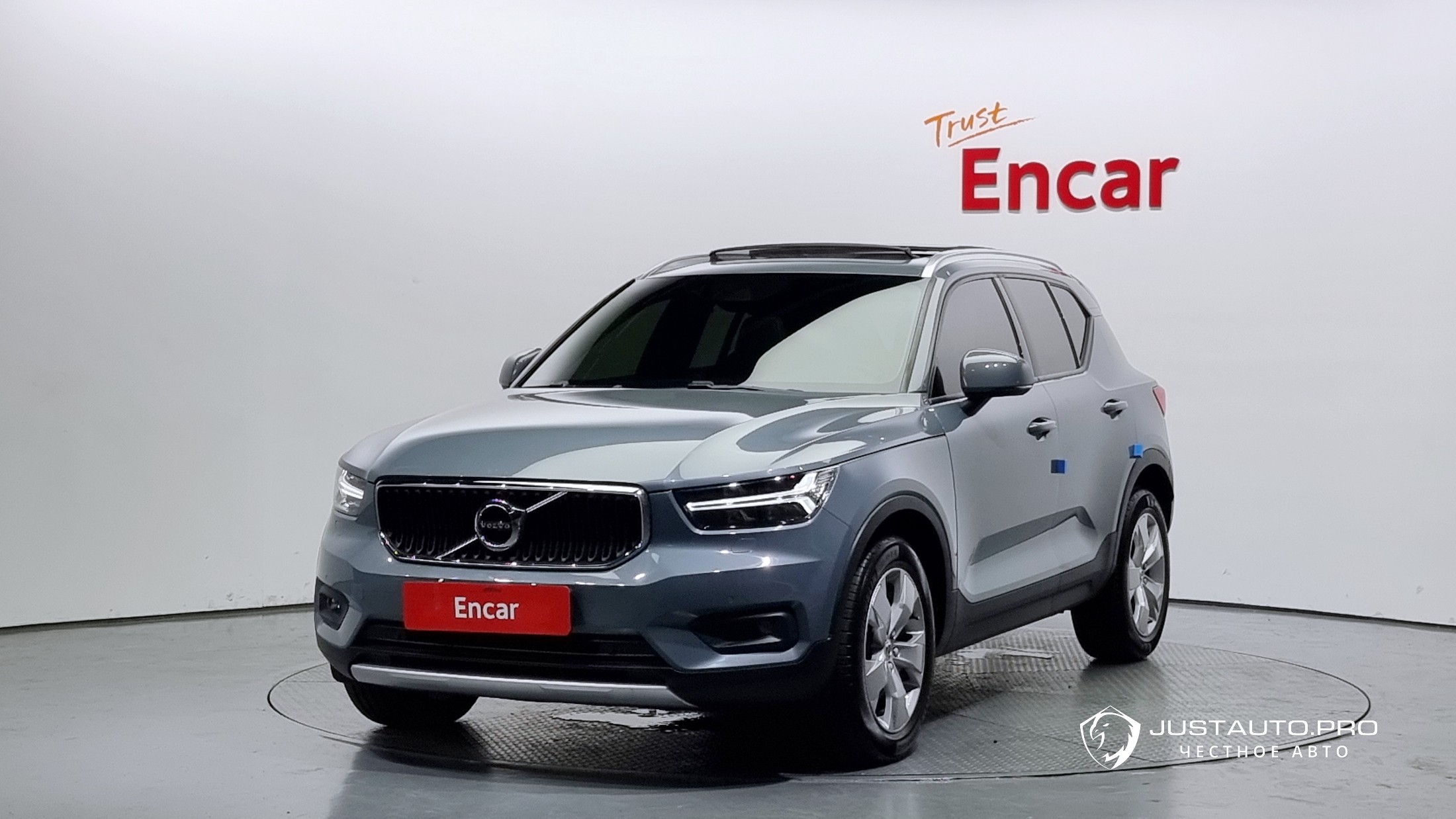 Автомобиль Volvo XC40