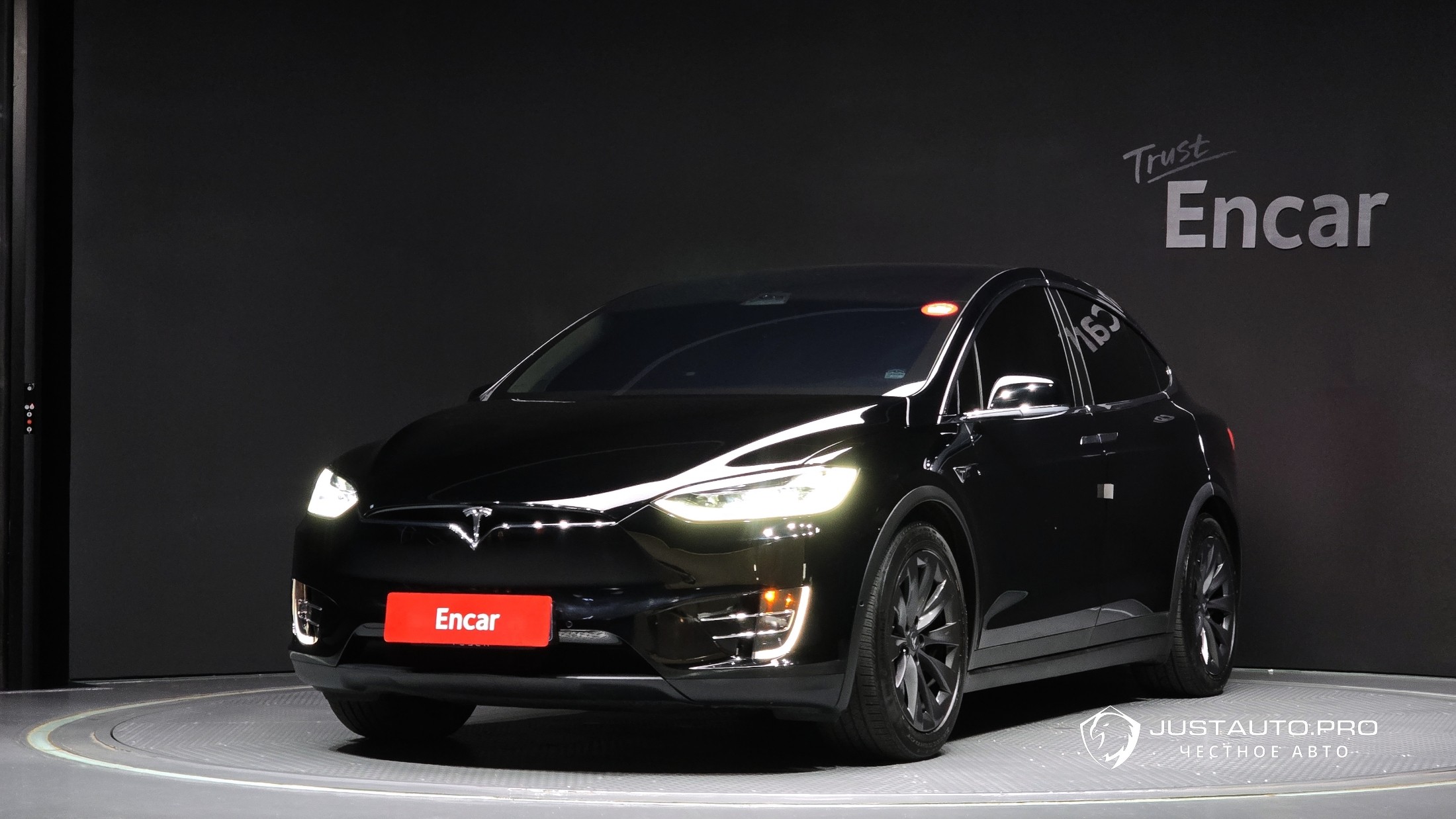 Автомобиль Tesla Model X