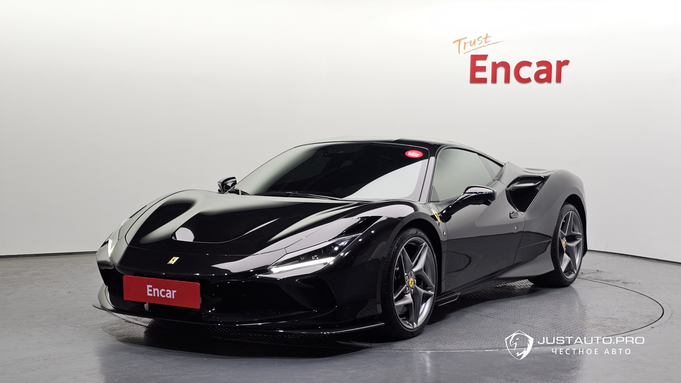 Автомобиль Ferrari F8