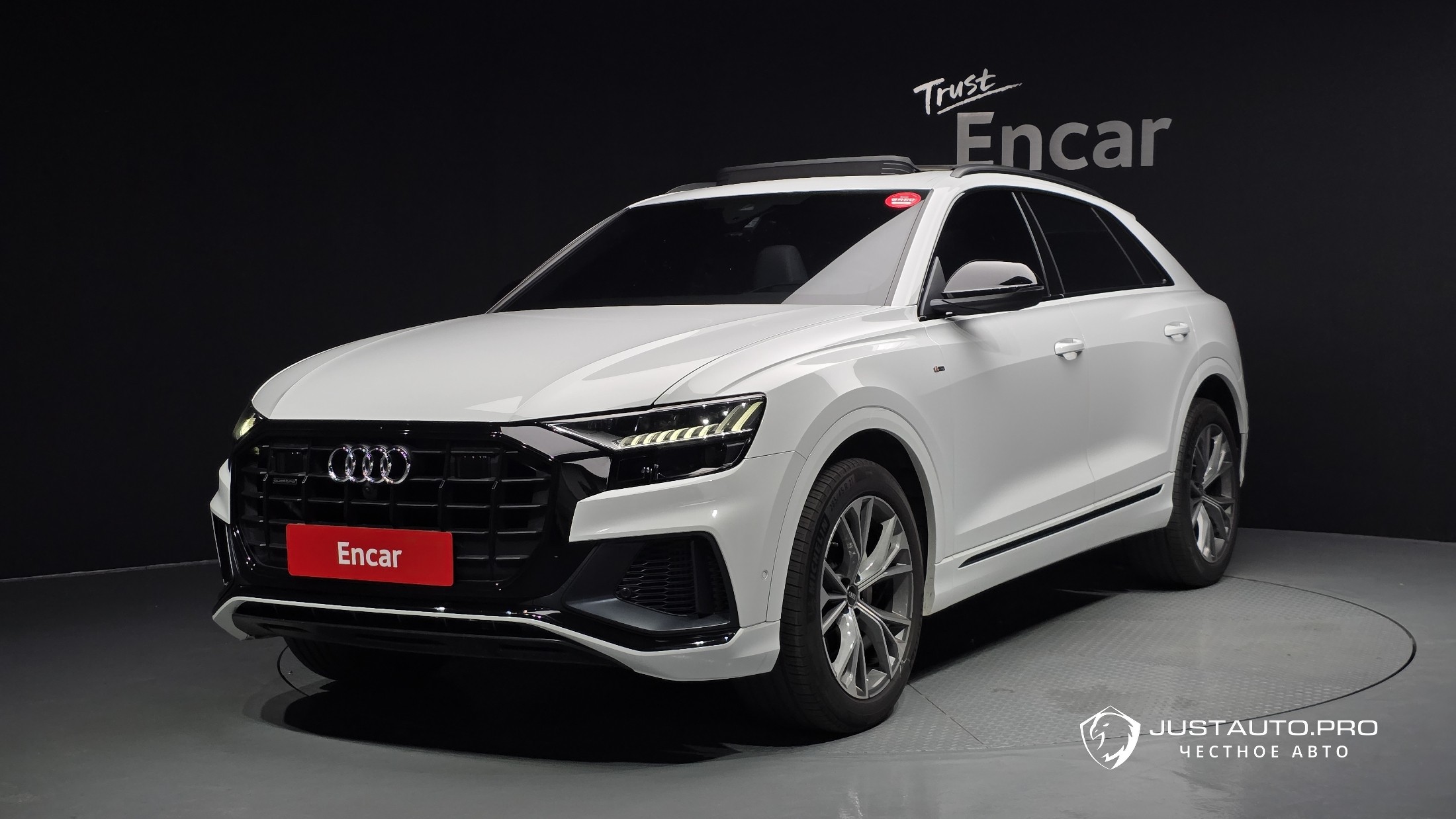 Автомобиль Audi Q8