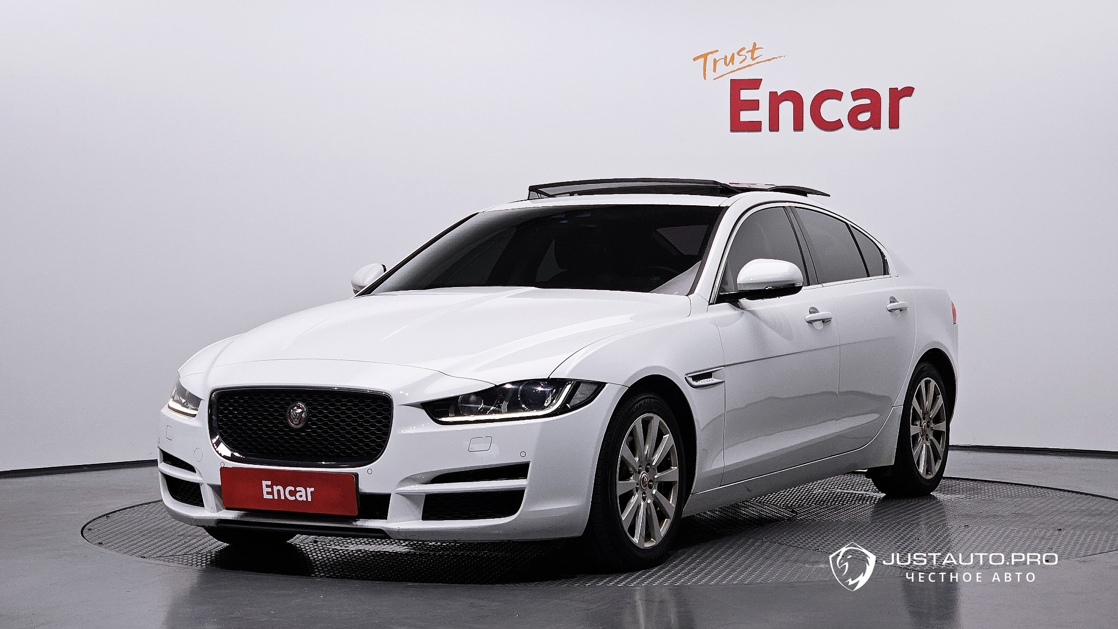 Автомобиль Jaguar XE
