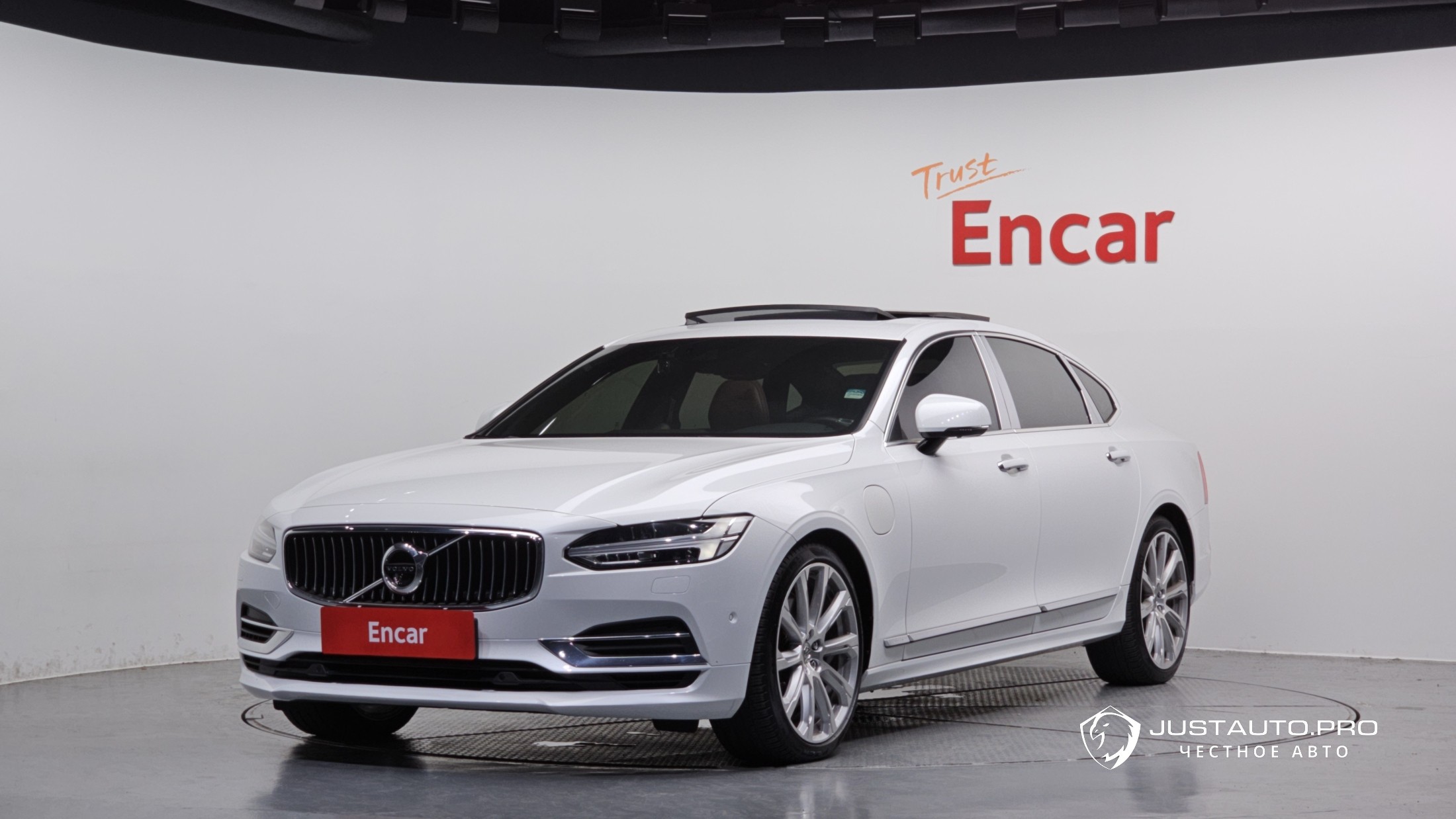 Автомобиль Volvo S90