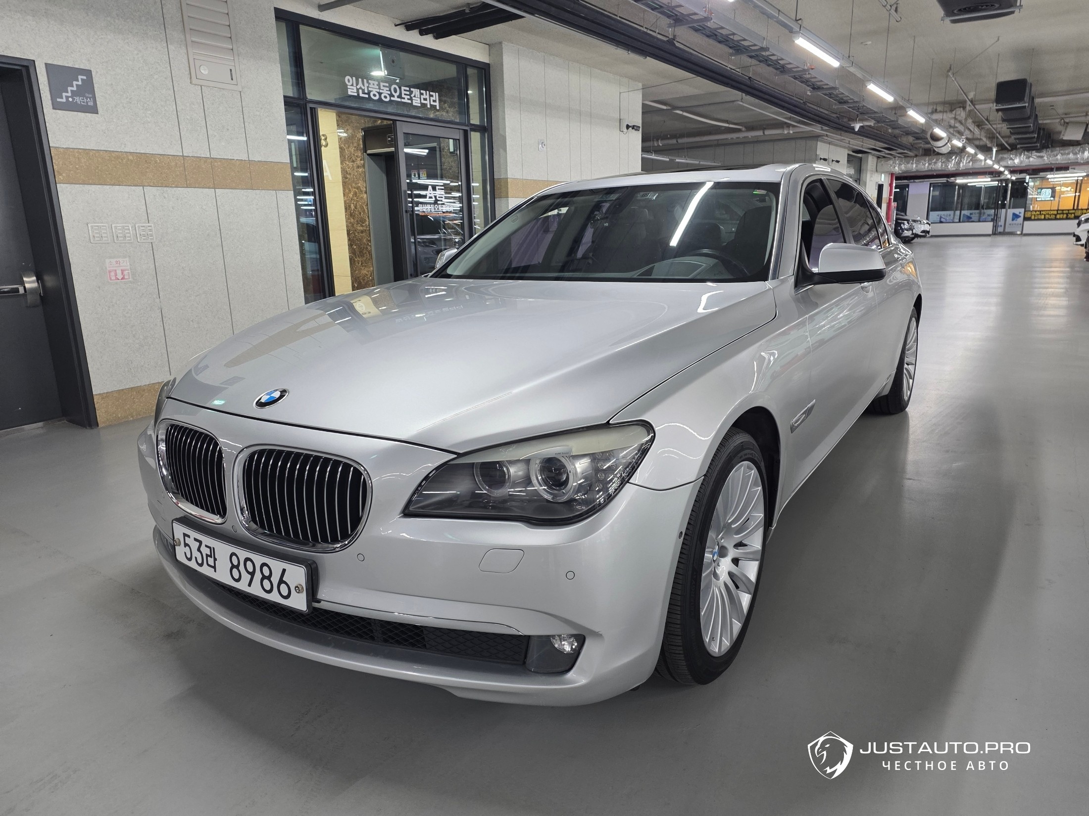 Автомобиль BMW 7-Series
