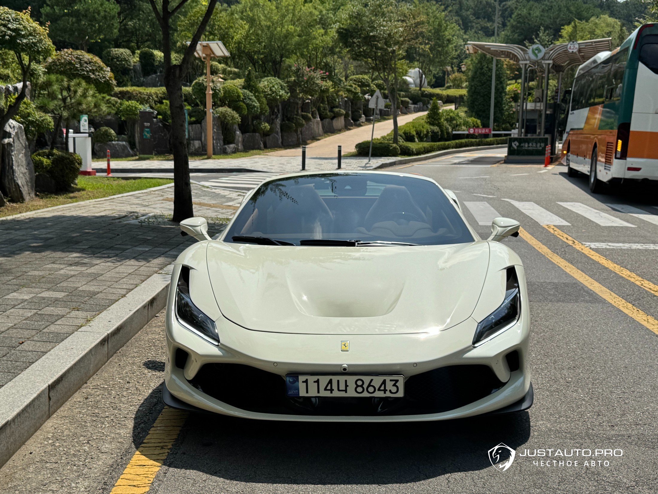Автомобиль Ferrari F8