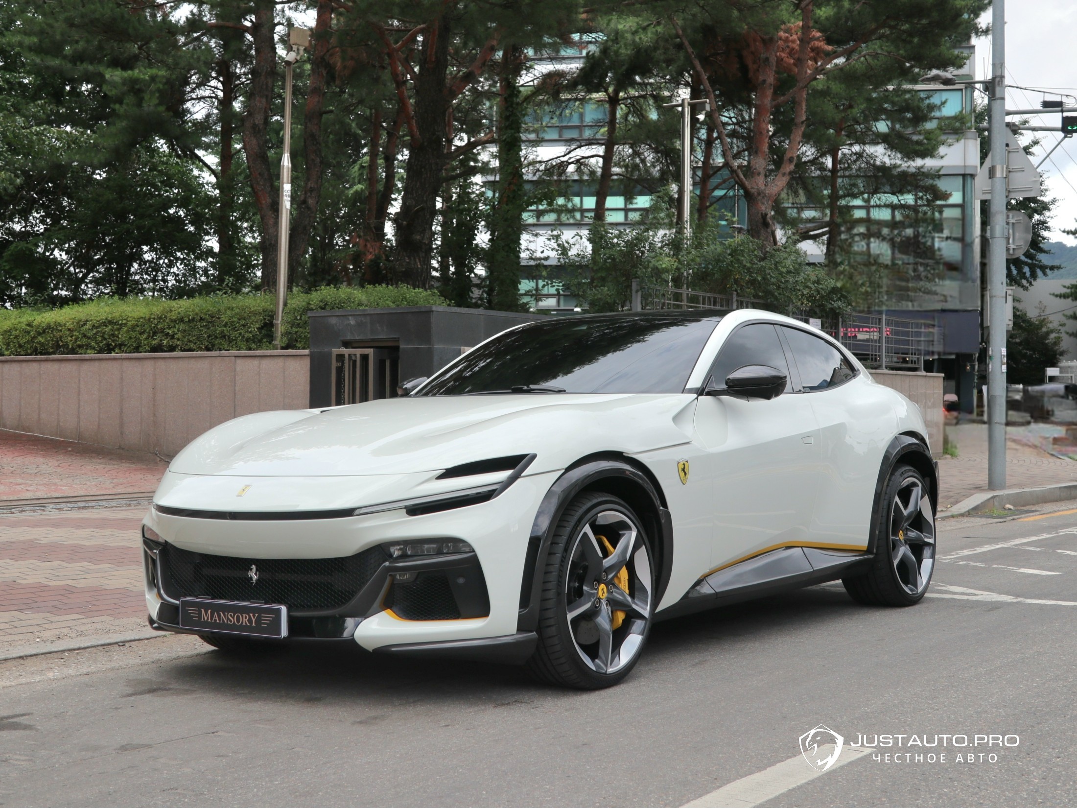 Автомобиль Ferrari Purosangue