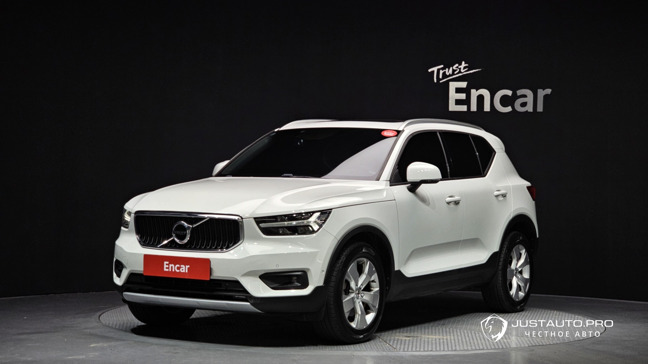 Автомобиль Volvo XC40