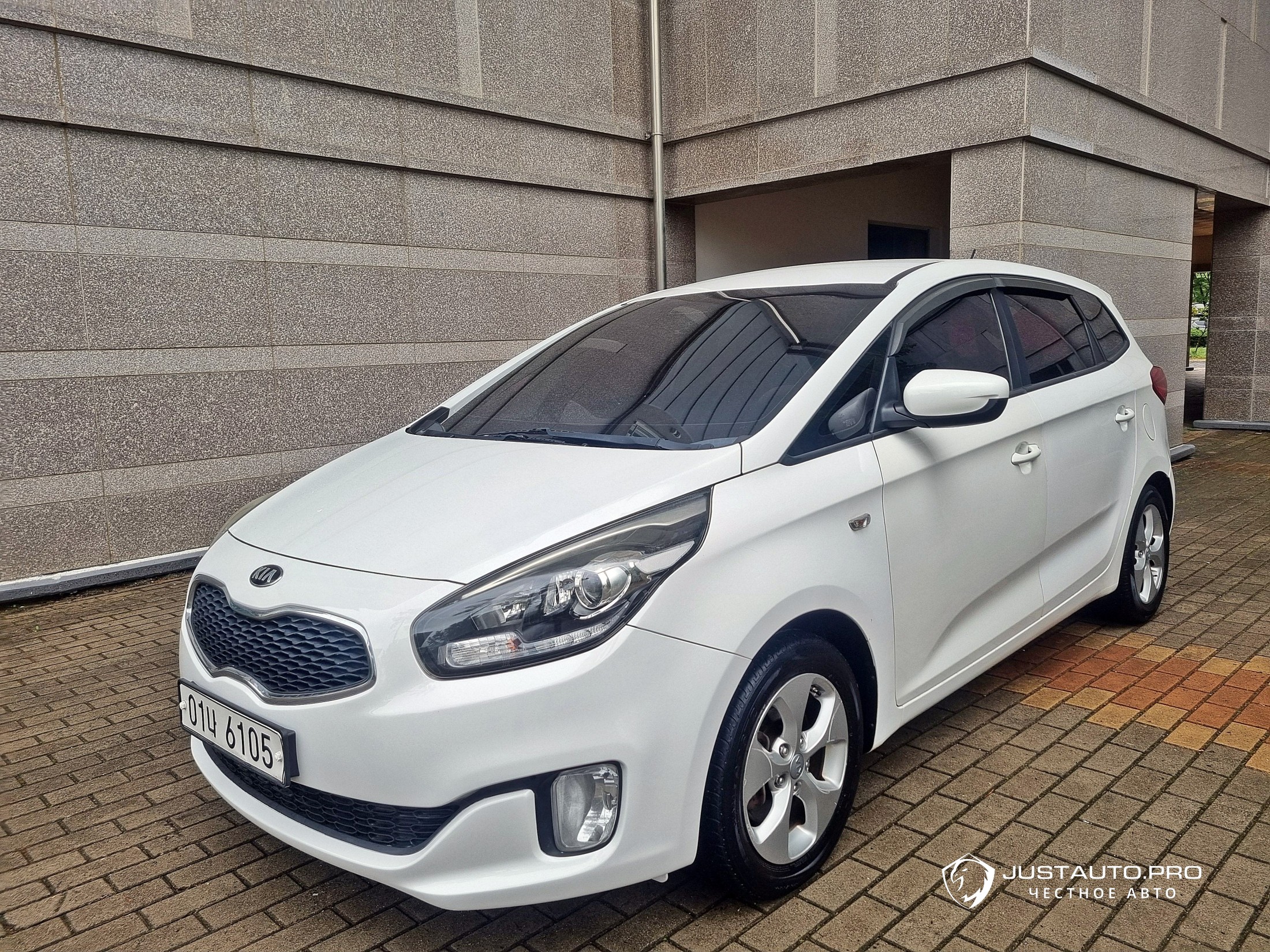 Автомобиль Kia Carens