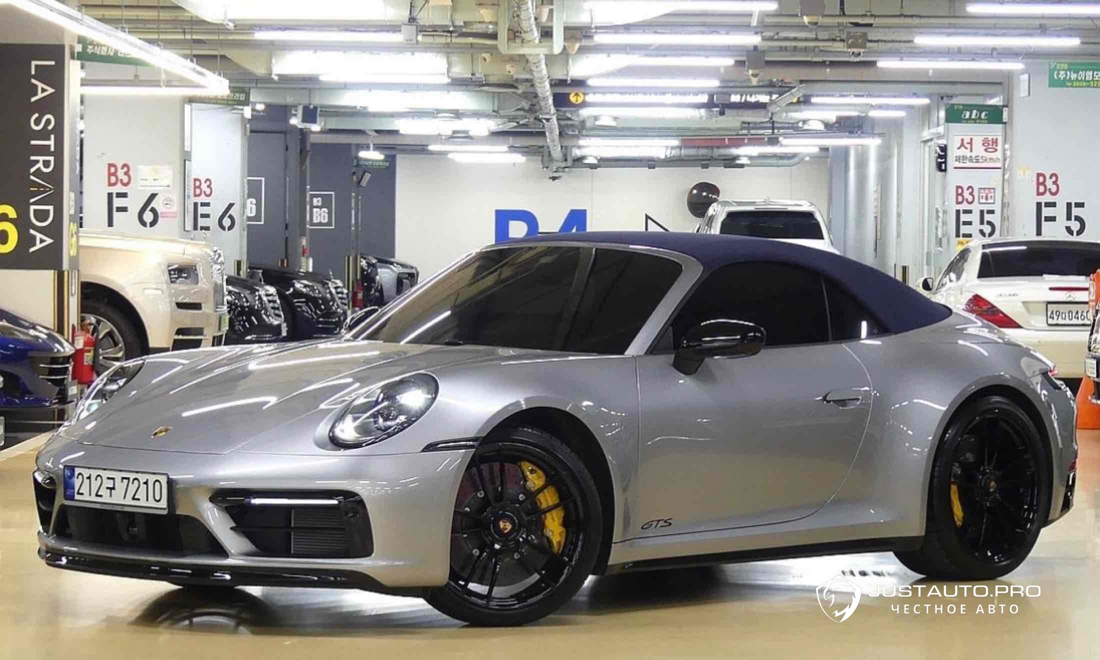 Автомобиль Porsche 911