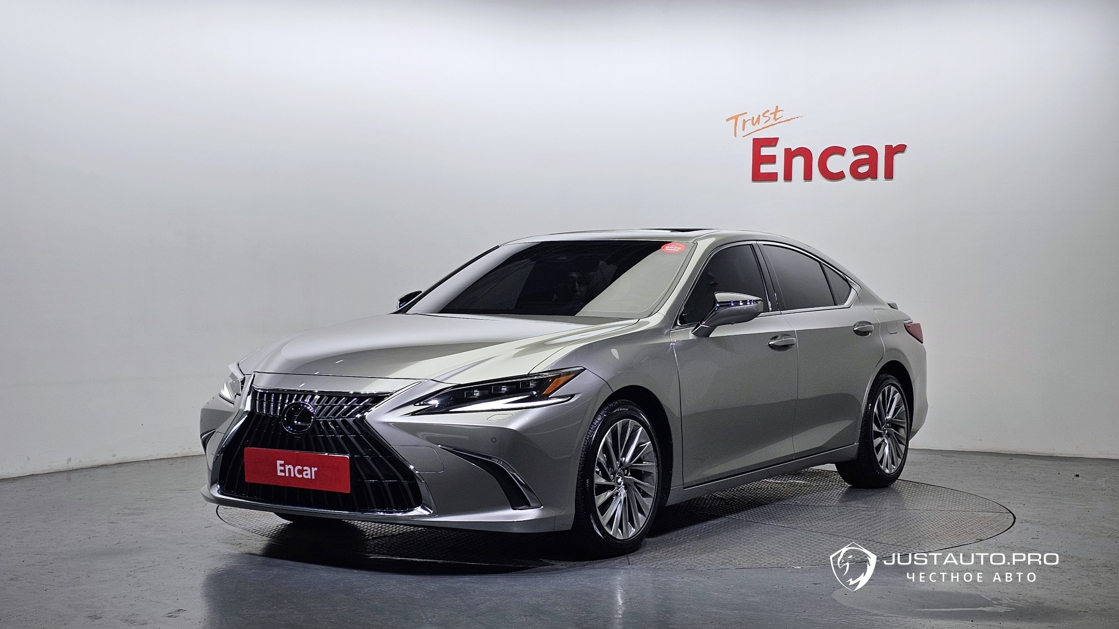 Автомобиль Lexus ES