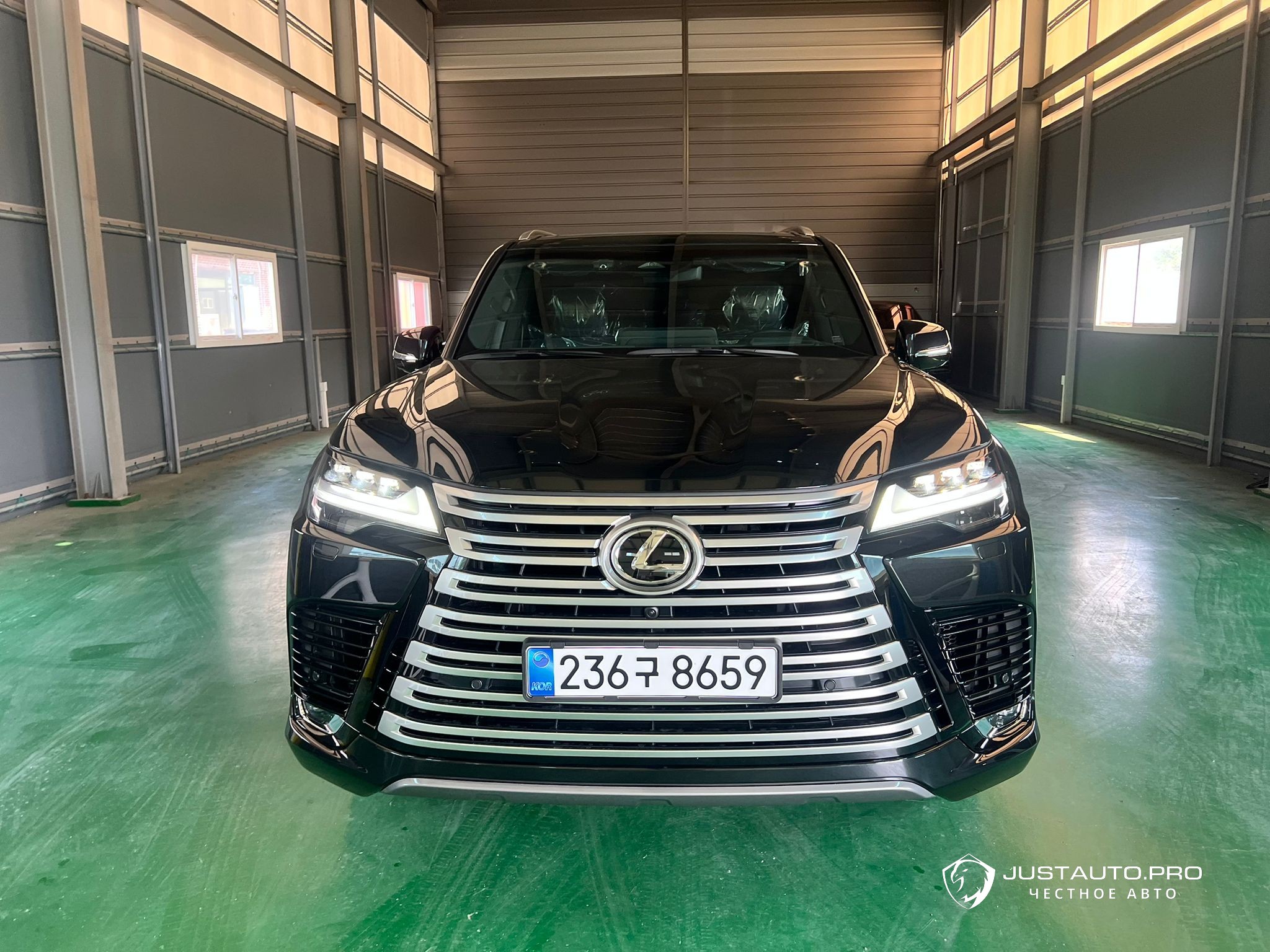 Автомобиль Lexus LX