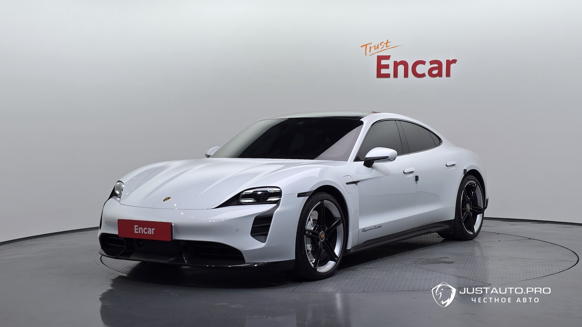 Автомобиль Porsche Taycan