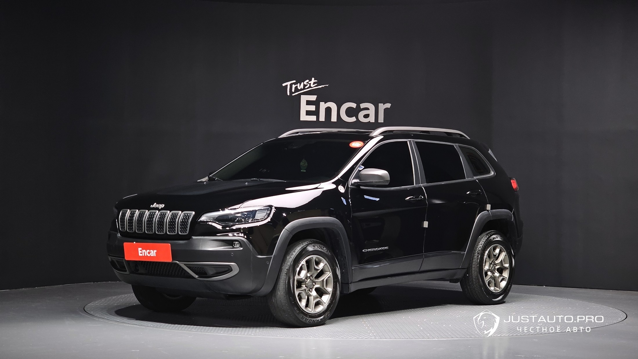 Автомобиль Jeep Cherokee