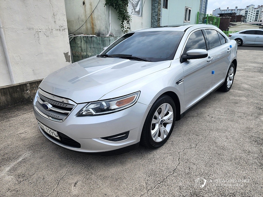 Автомобиль Ford Taurus