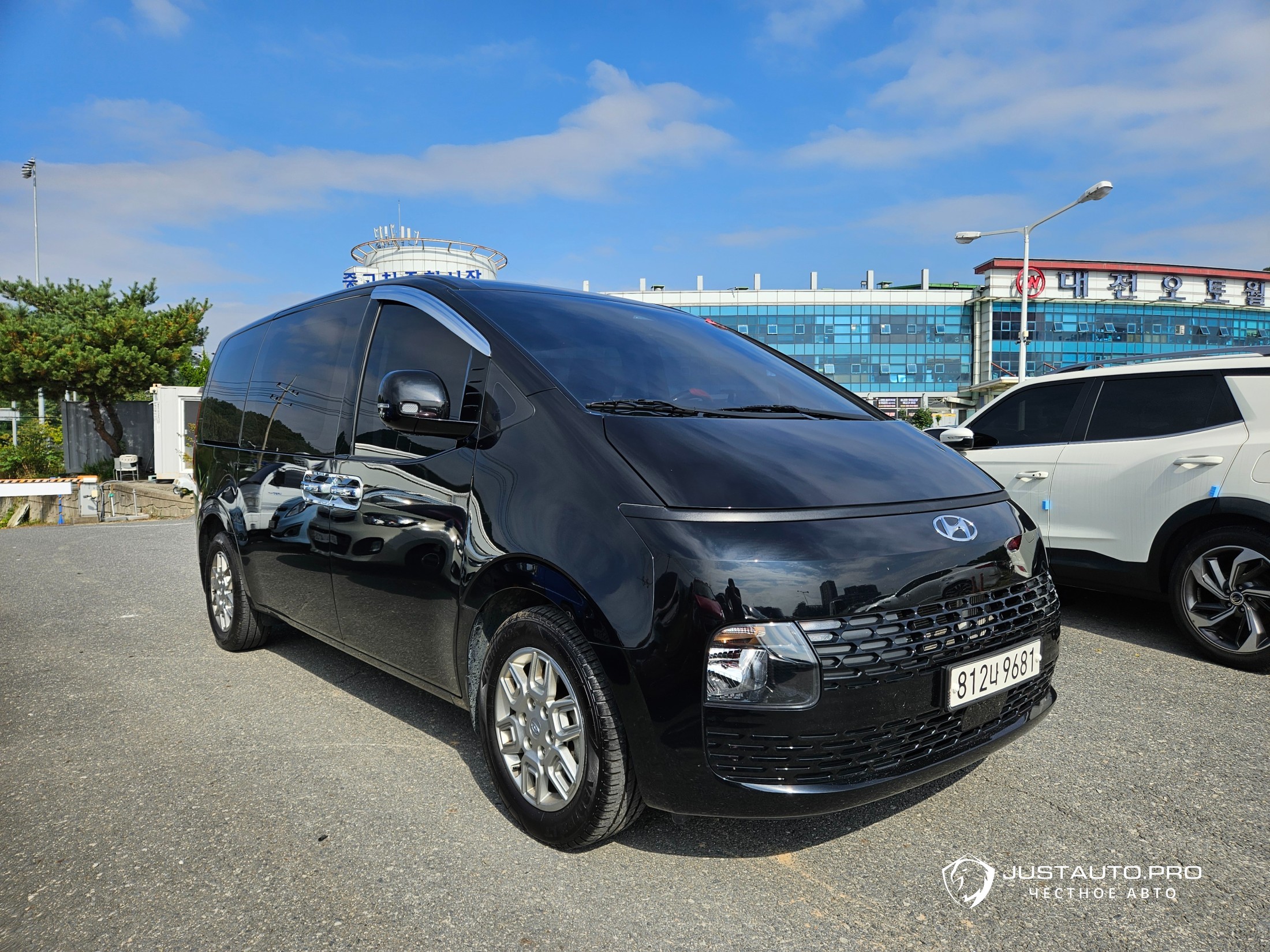 Автомобиль Hyundai Staria