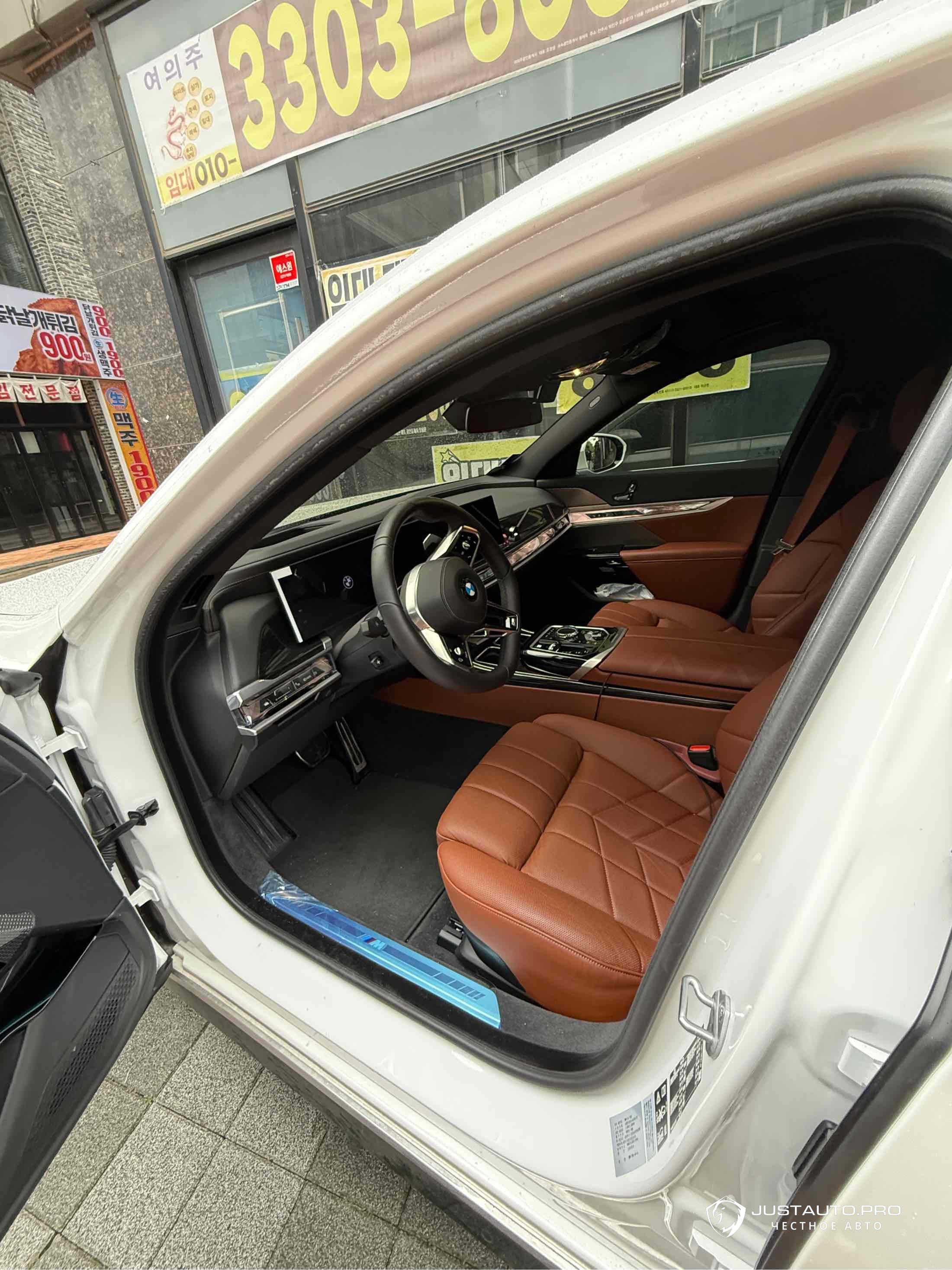 Автомобиль BMW 7-Series