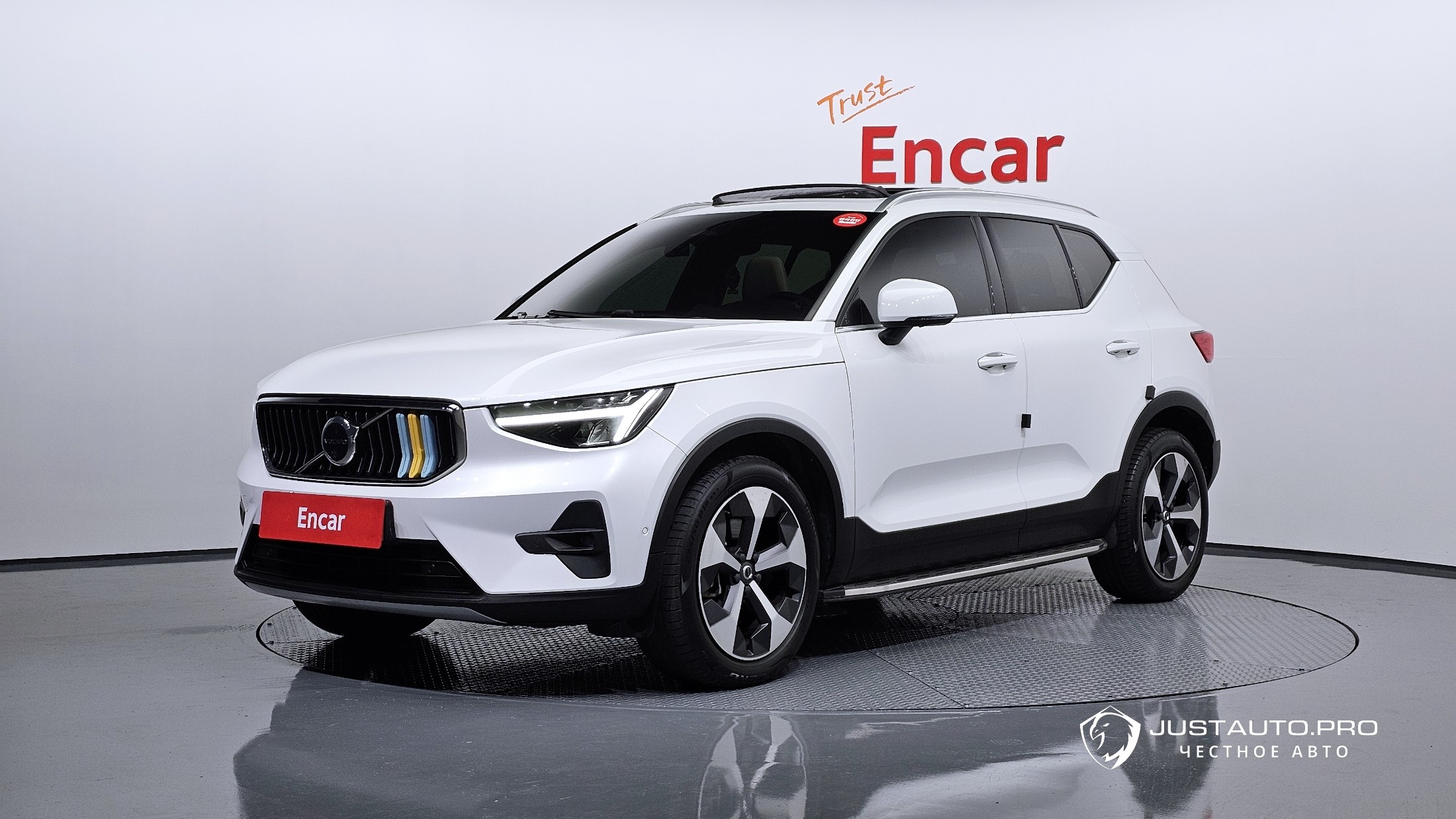 Автомобиль Volvo XC40