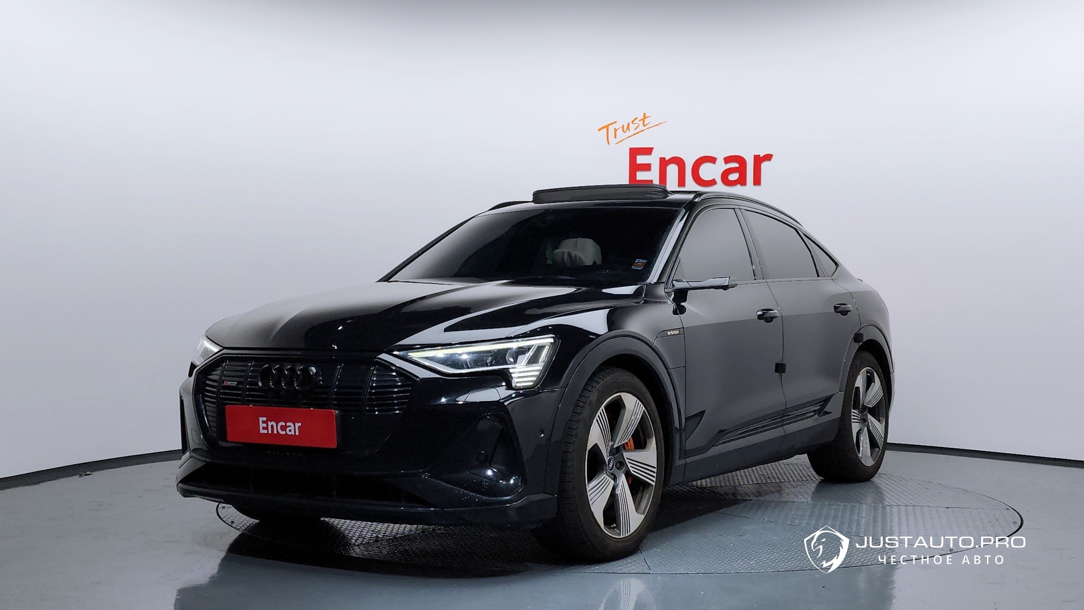 Автомобиль Audi e-tron