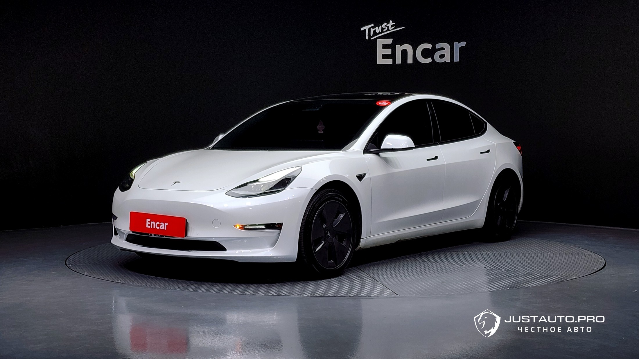 Автомобиль Tesla Model 3