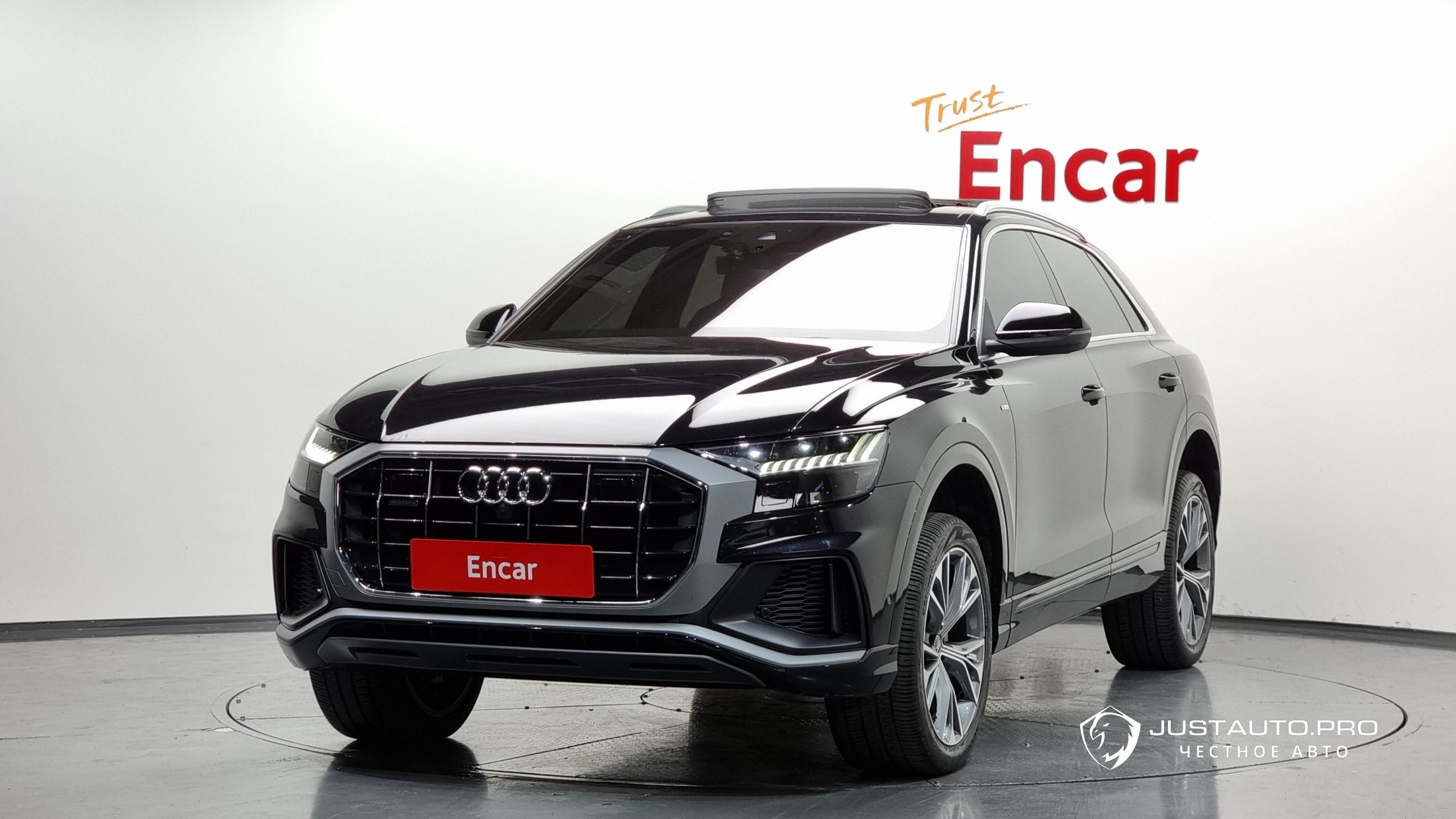 Автомобиль Audi Q8