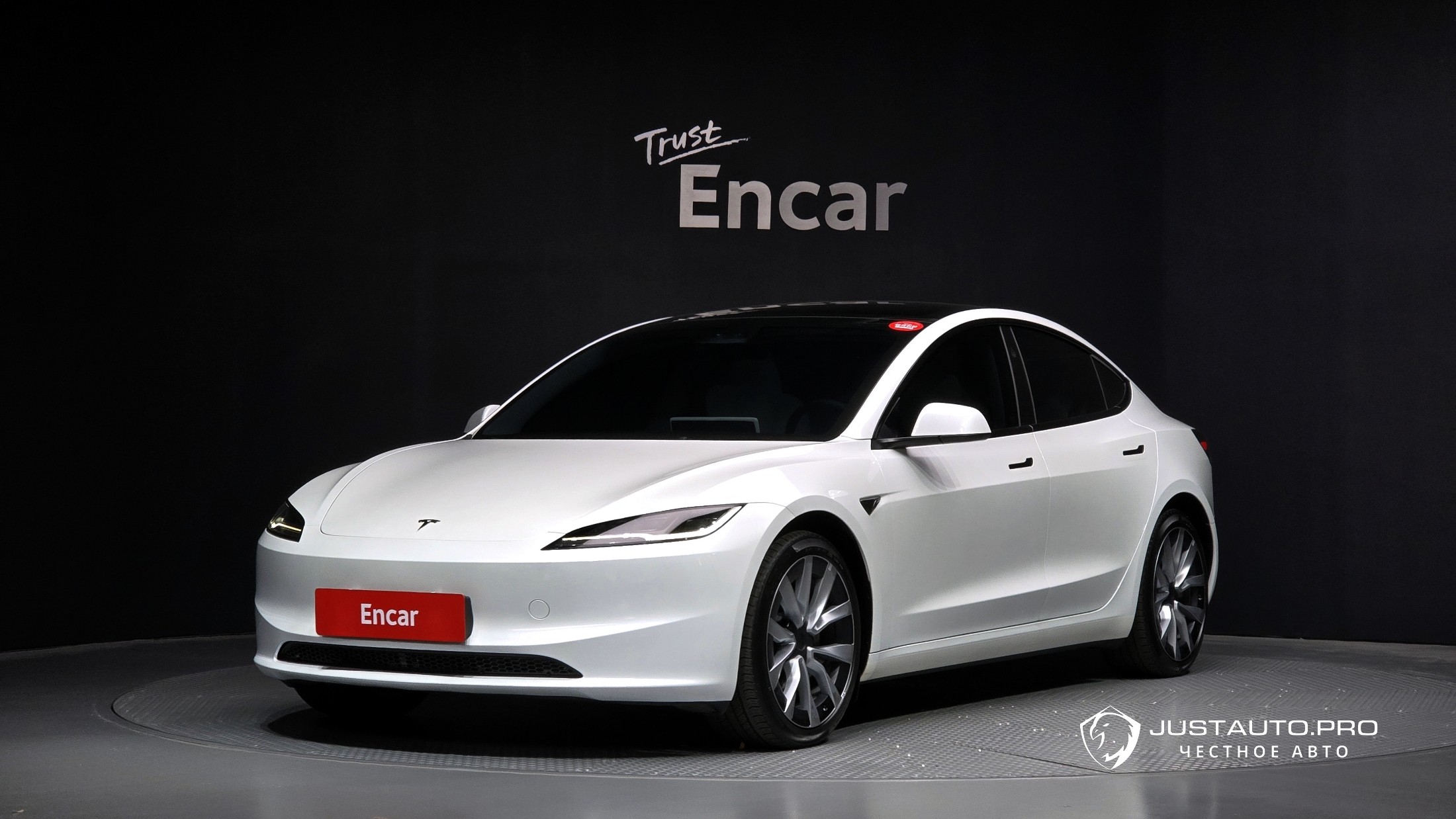 Автомобиль Tesla Model 3