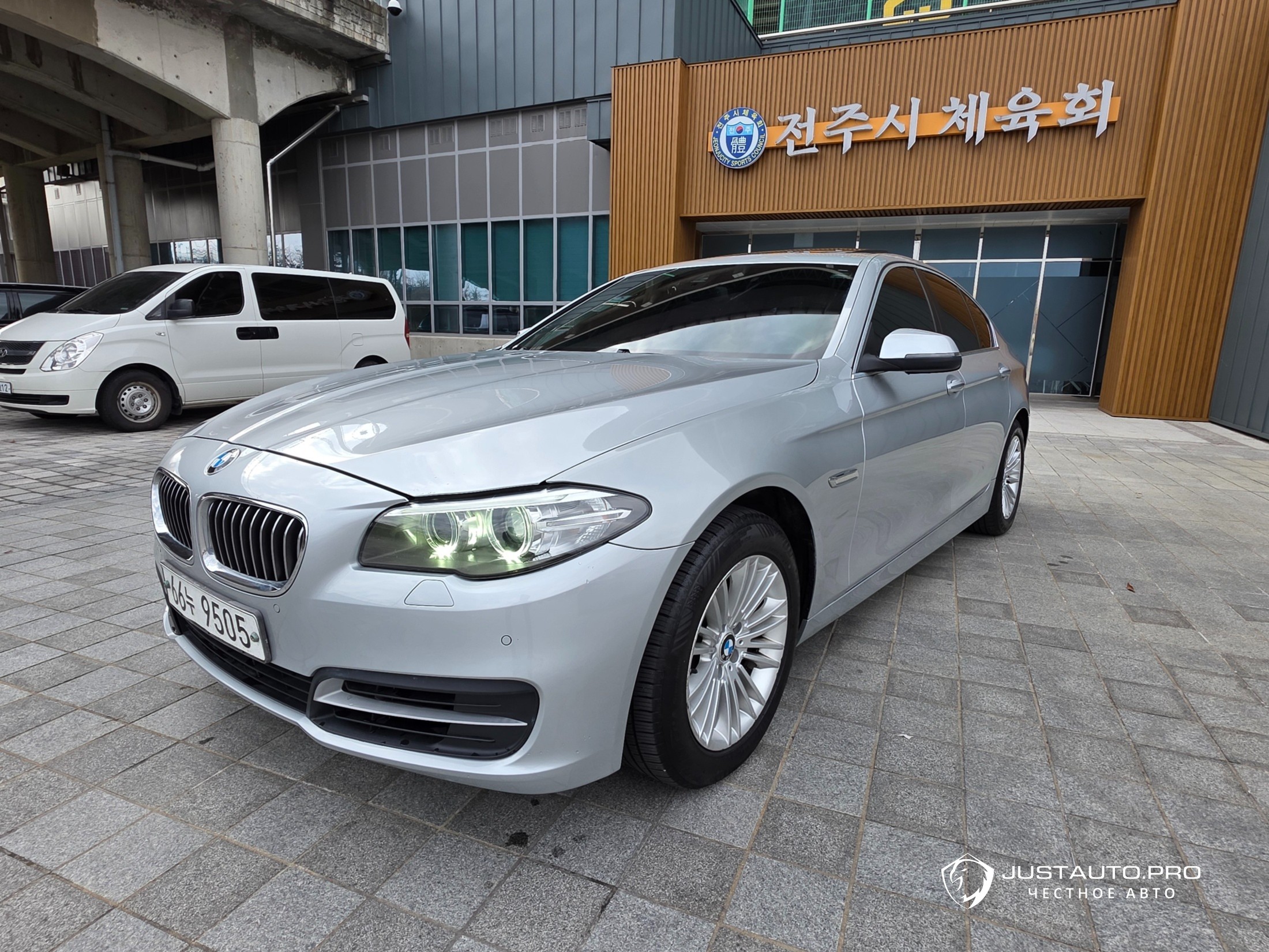 Автомобиль BMW 5-Series