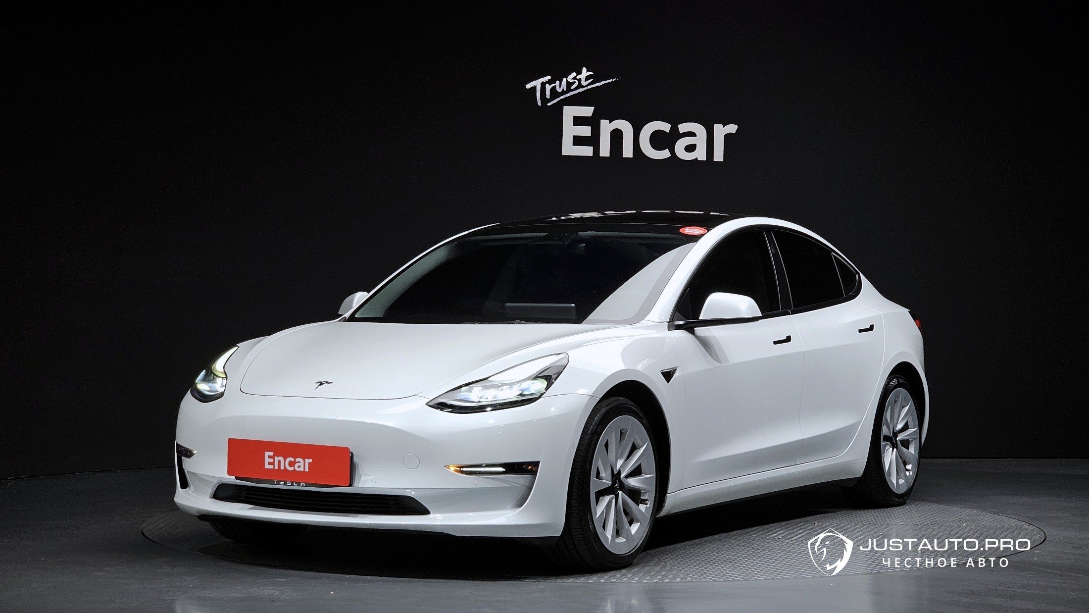 Автомобиль Tesla Model 3