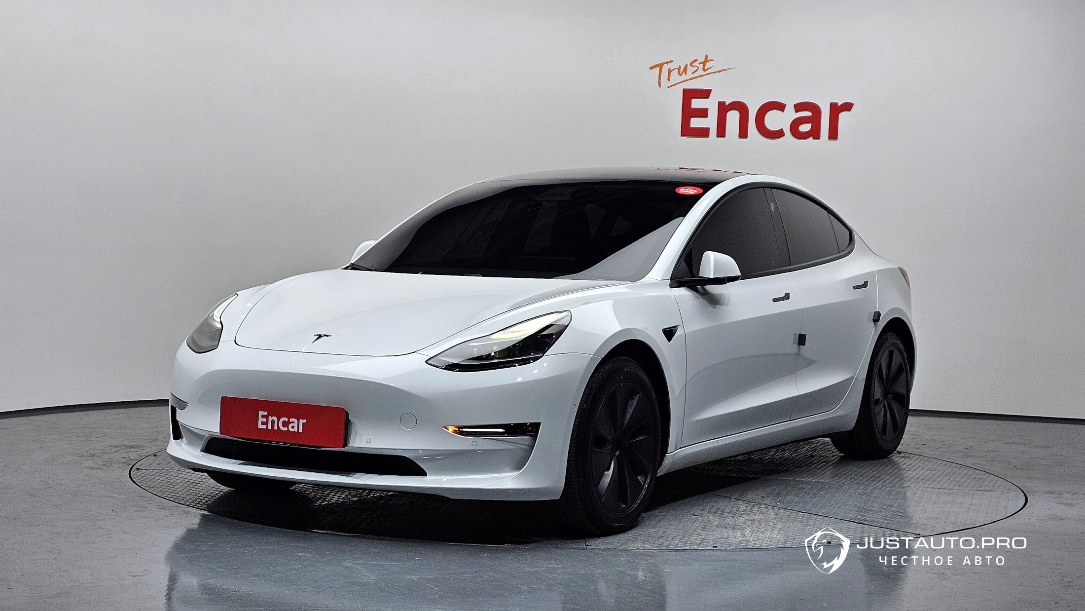 Автомобиль Tesla Model 3