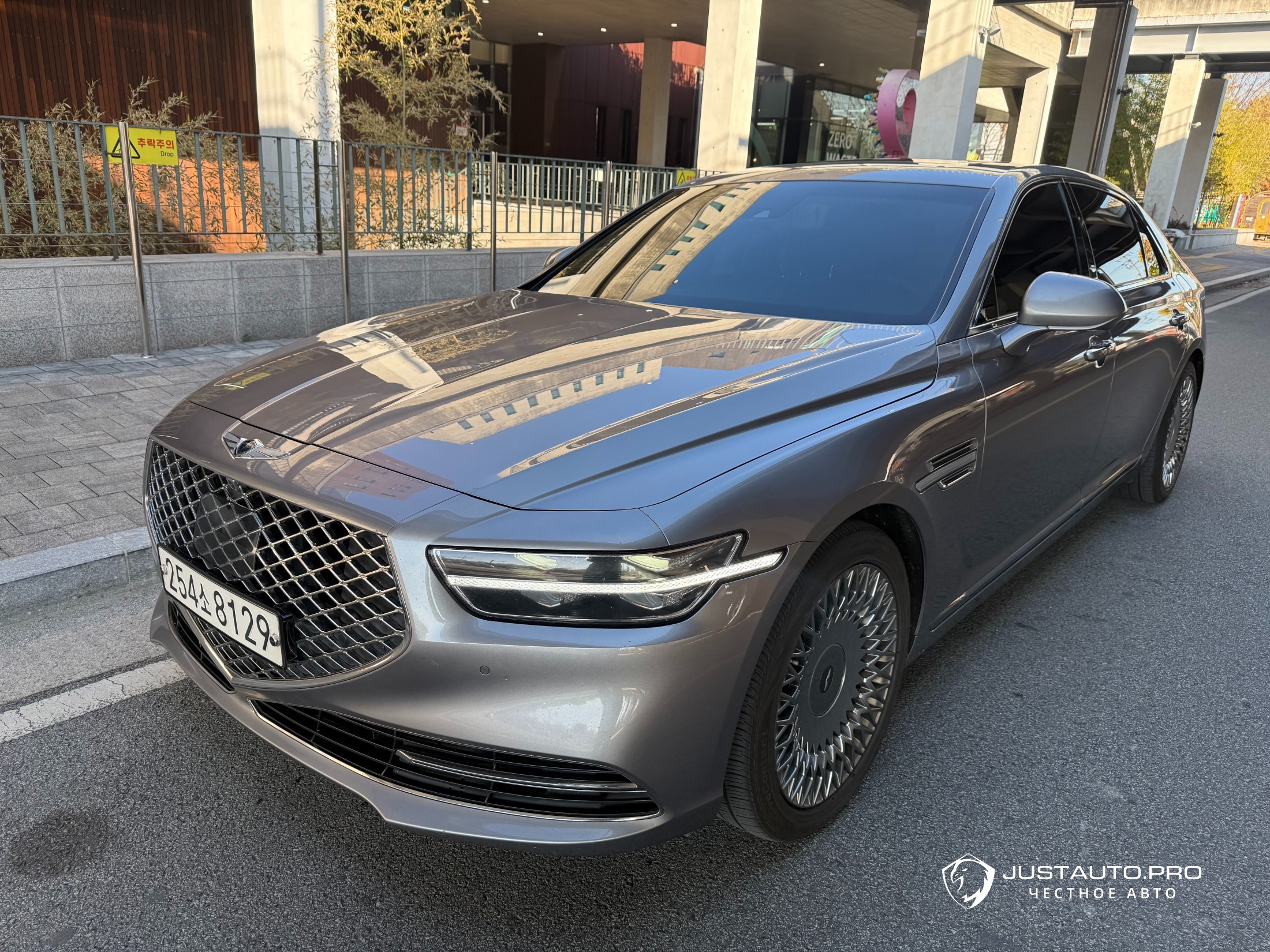 Автомобиль Genesis G90