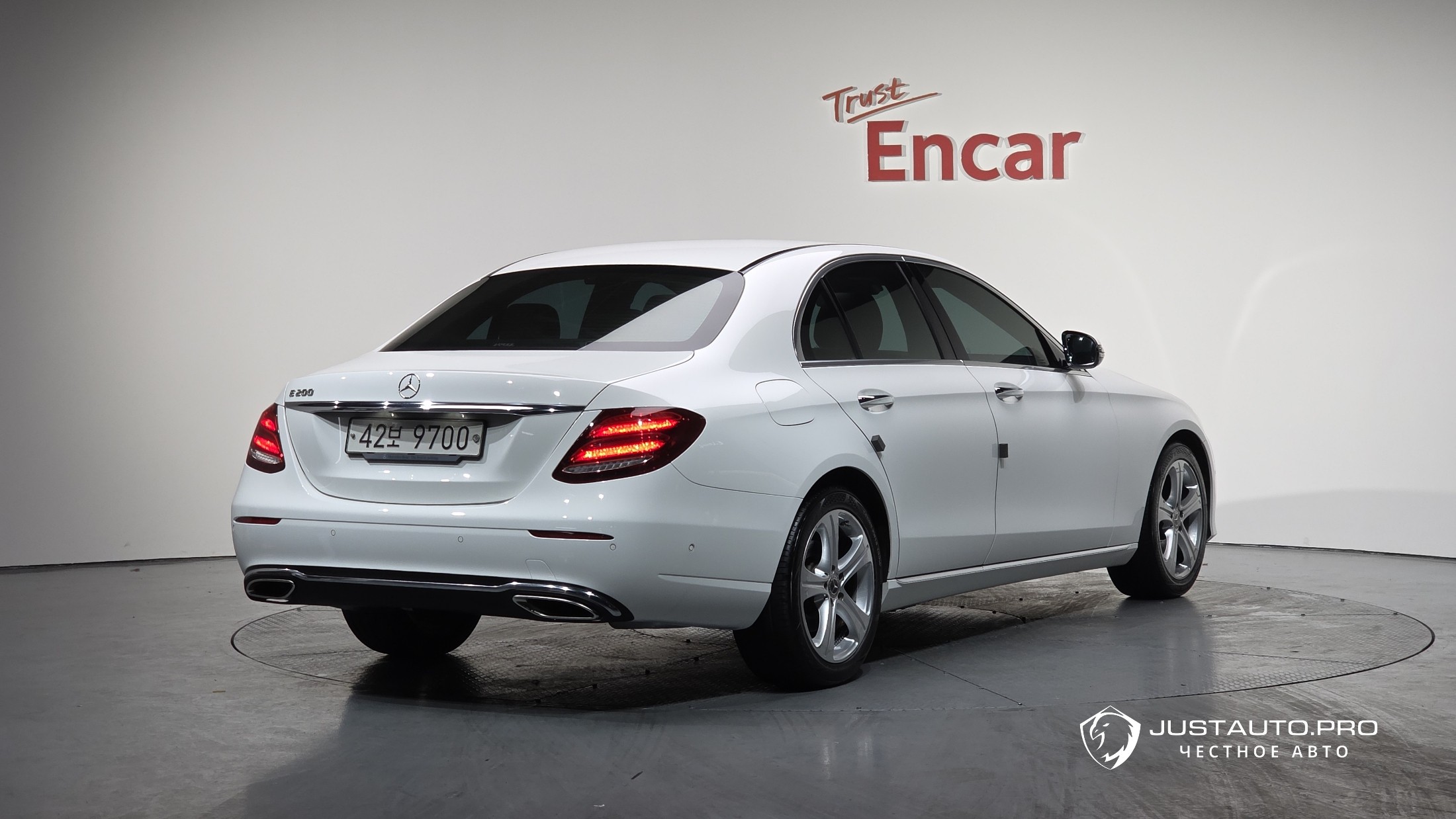 Автомобиль Mercedes-Benz E-Class