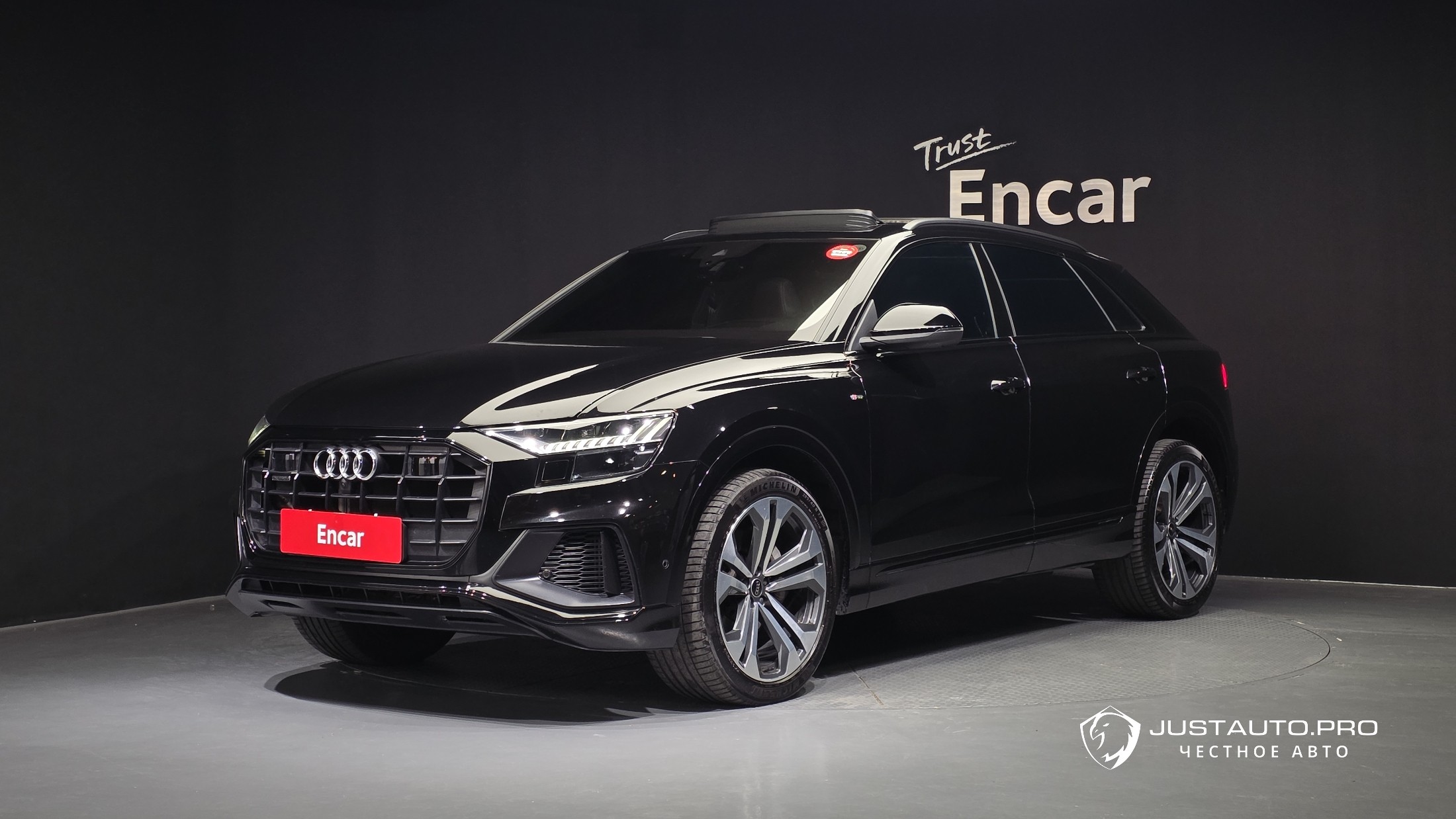 Автомобиль Audi Q8