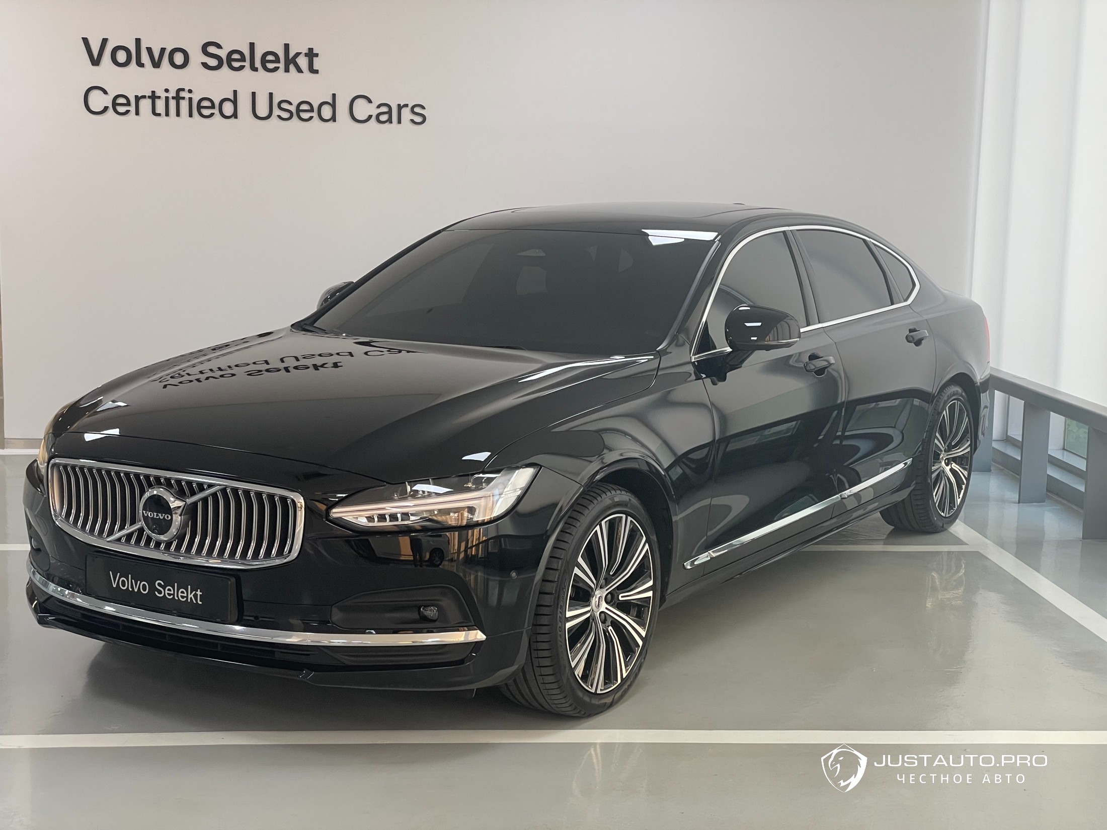 Автомобиль Volvo S90