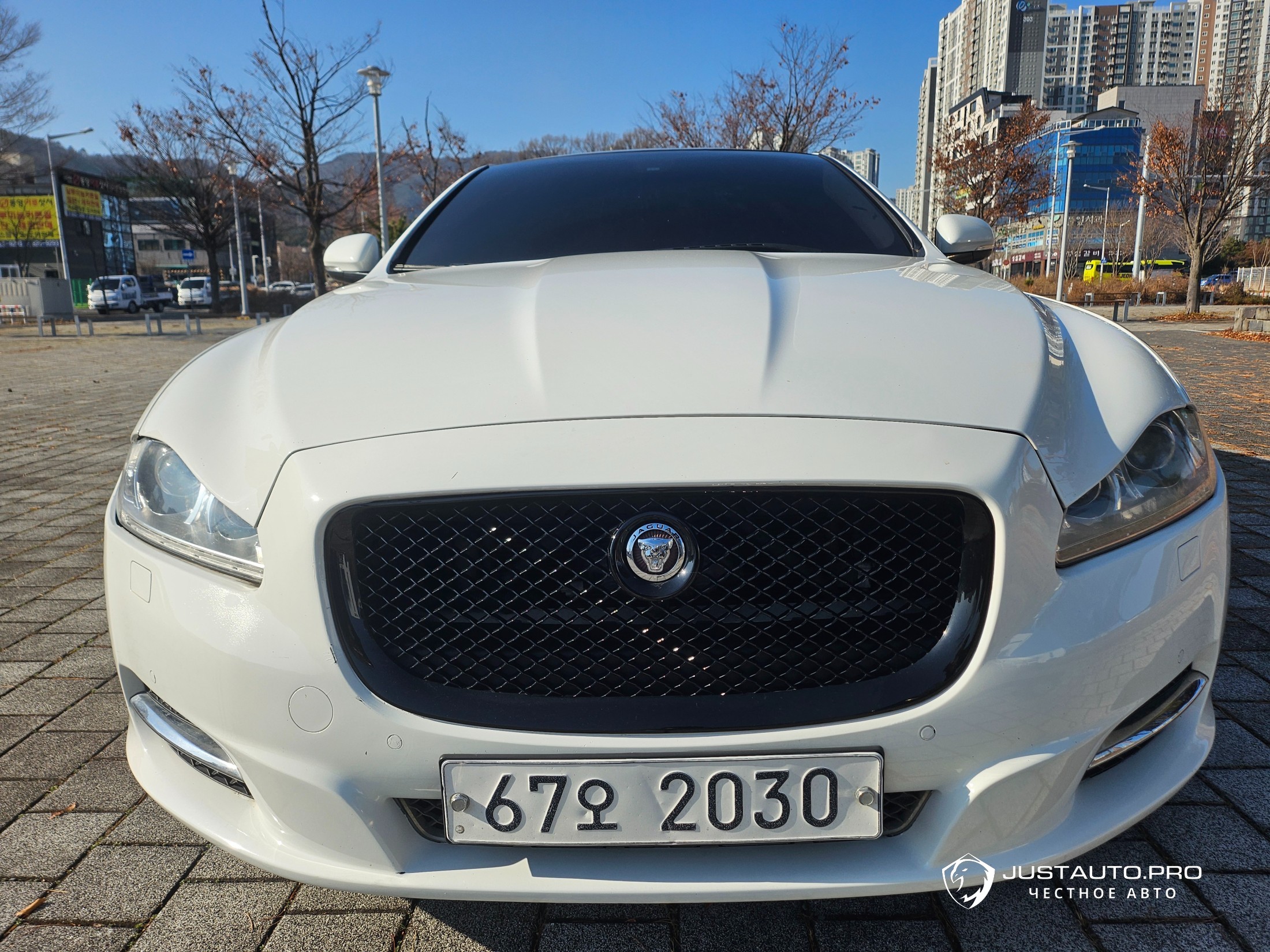 Автомобиль Jaguar XJ