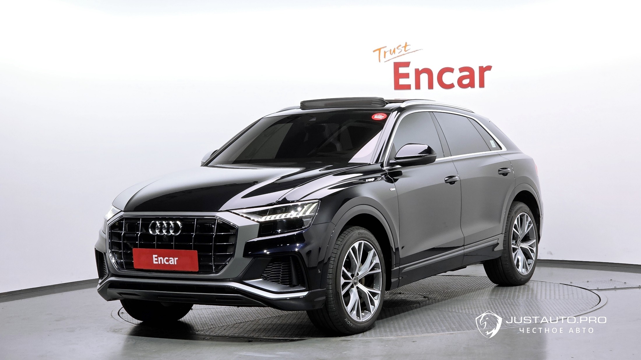 Автомобиль Audi Q8