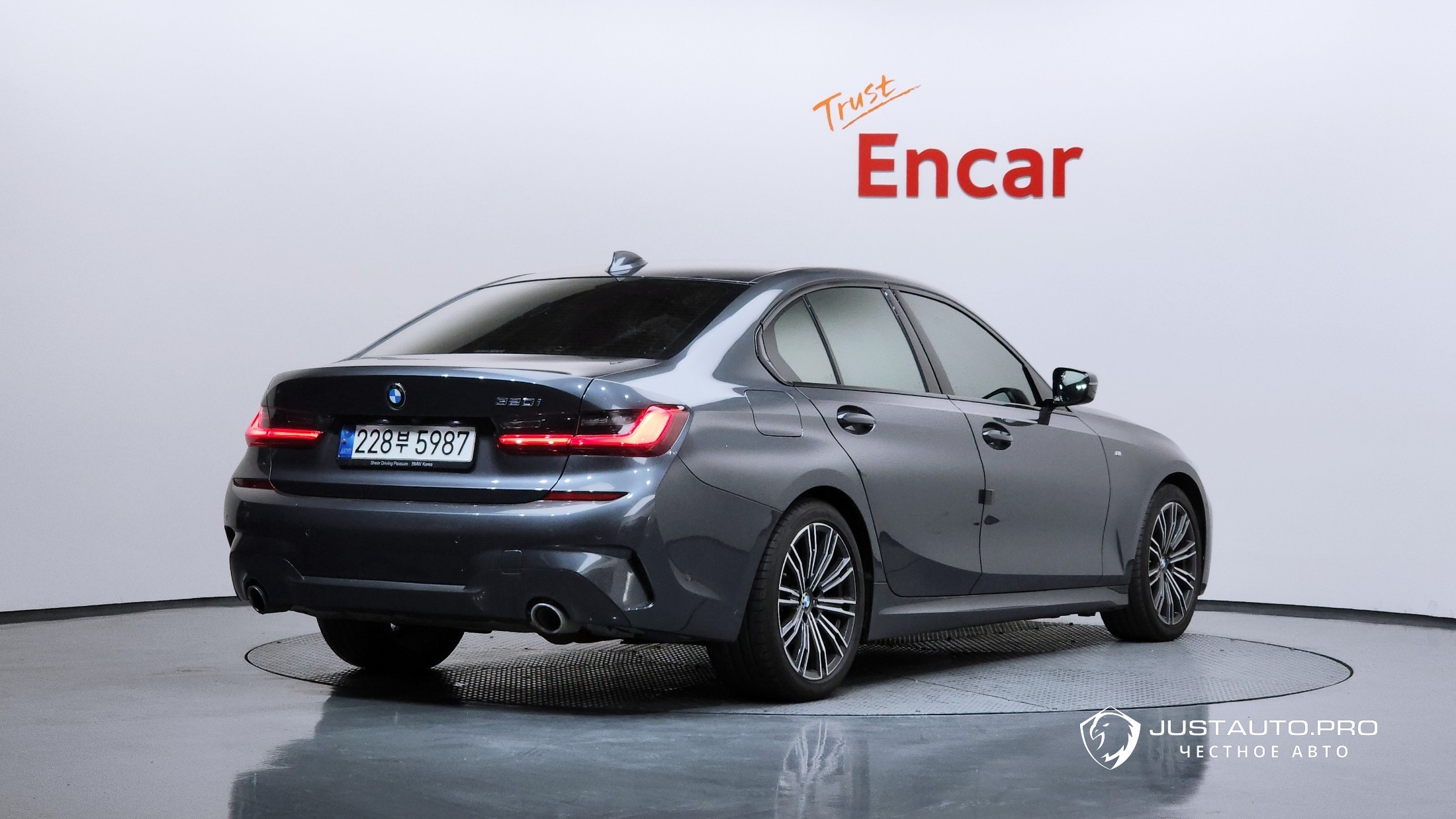 Автомобиль BMW 3-Series