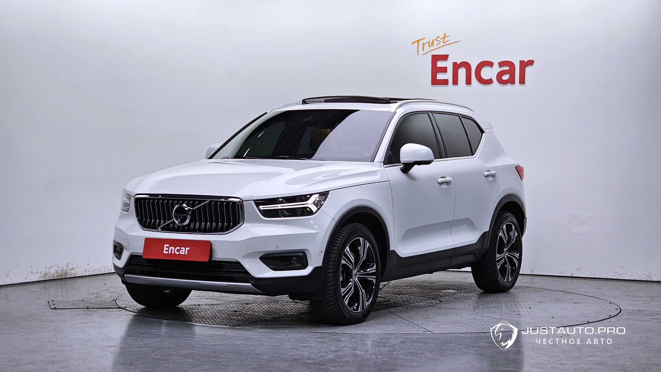 Автомобиль Volvo XC40