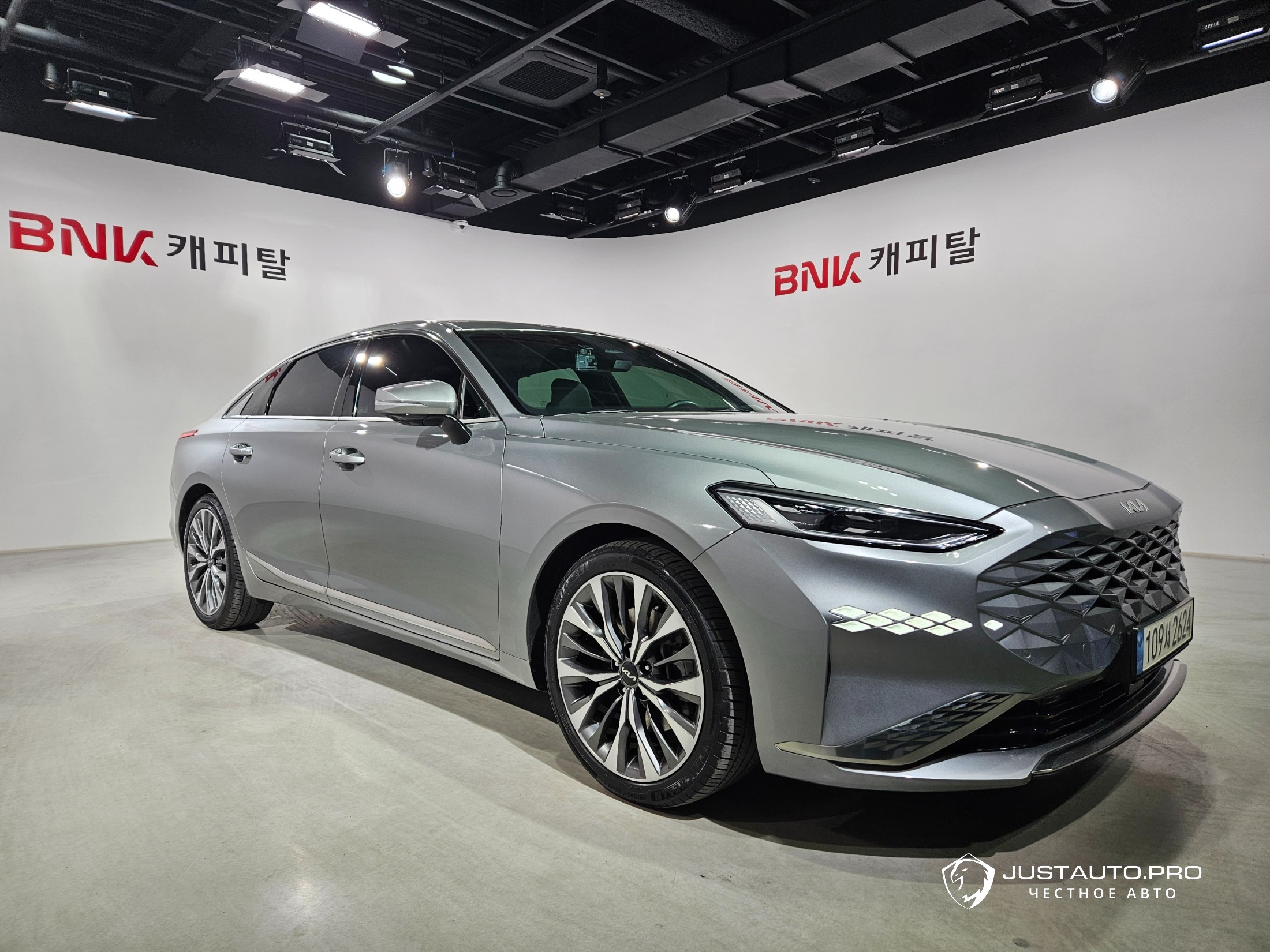 Автомобиль Kia K8