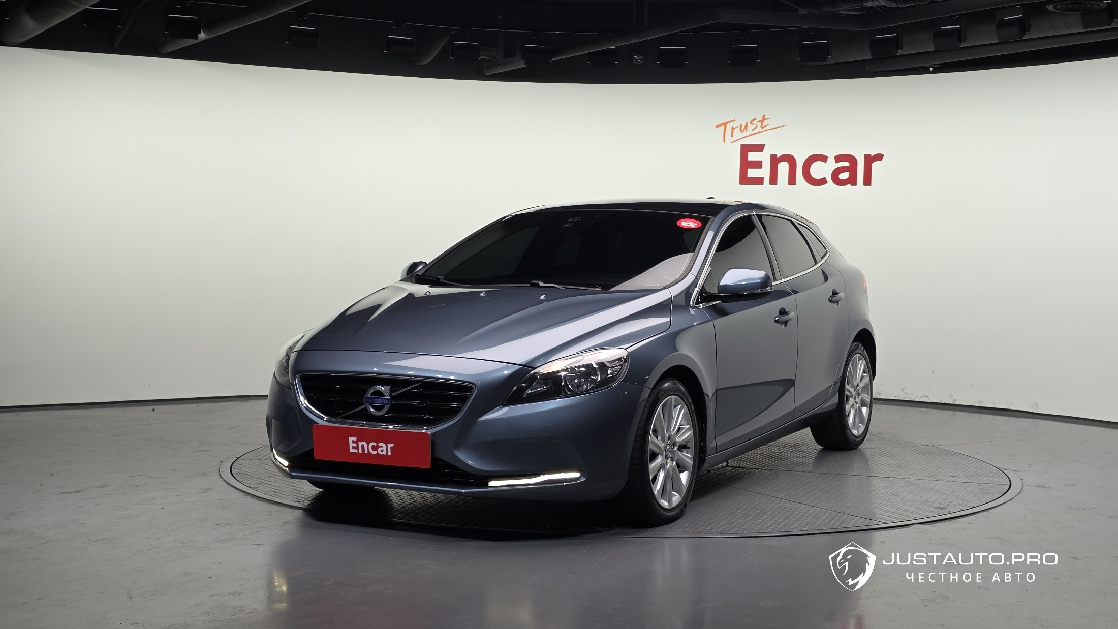 Автомобиль Volvo V40