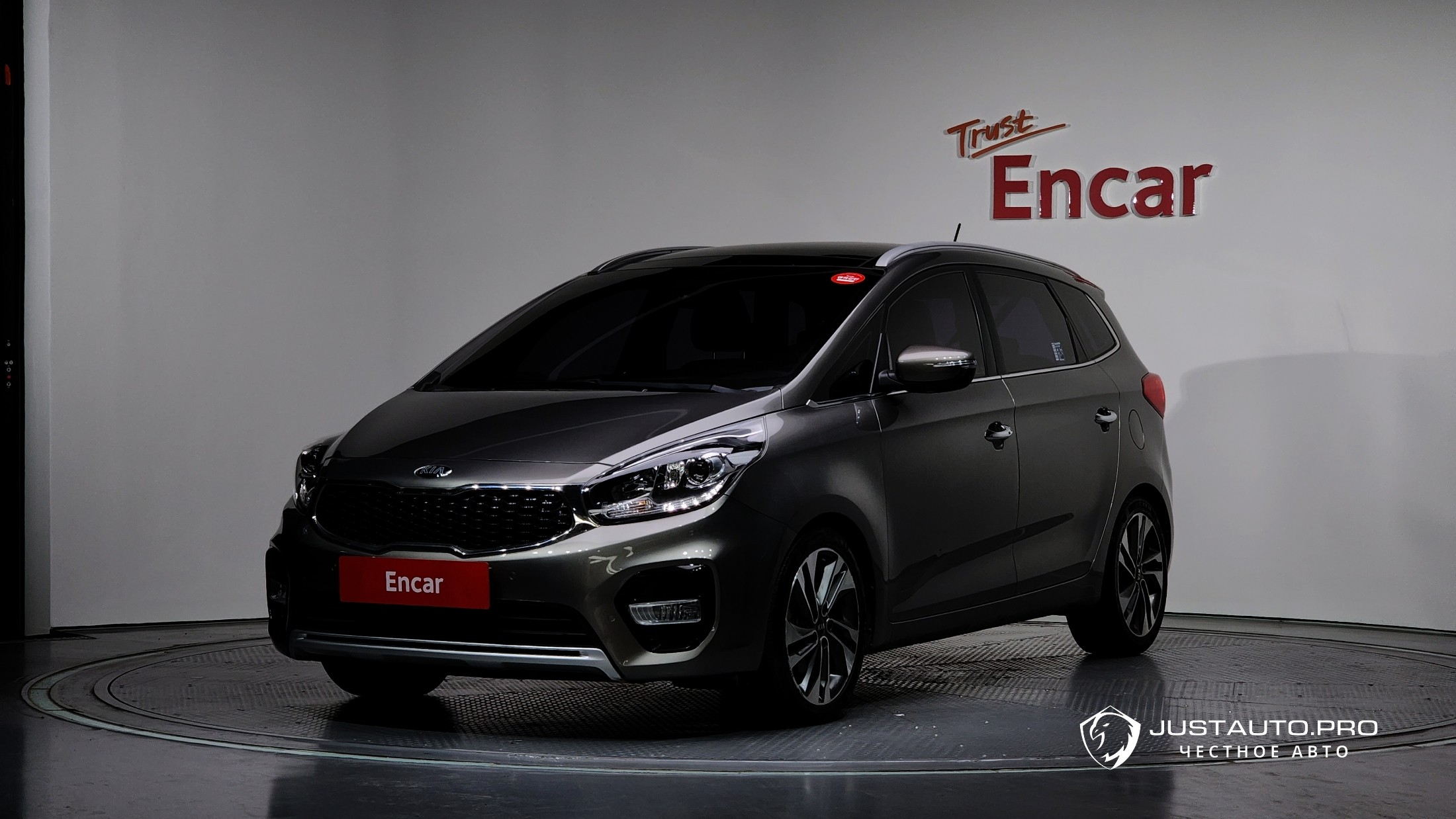 Автомобиль Kia Carens