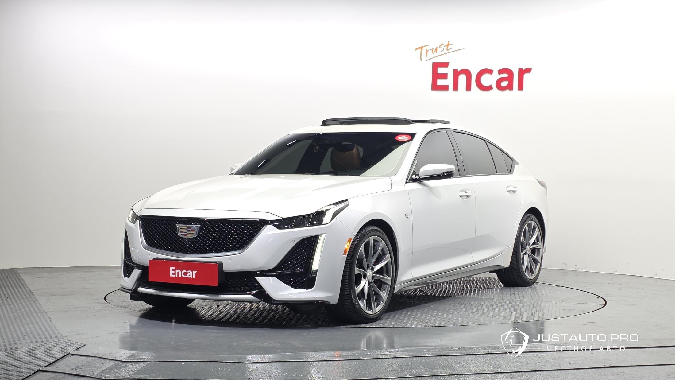 Автомобиль Cadillac CT5