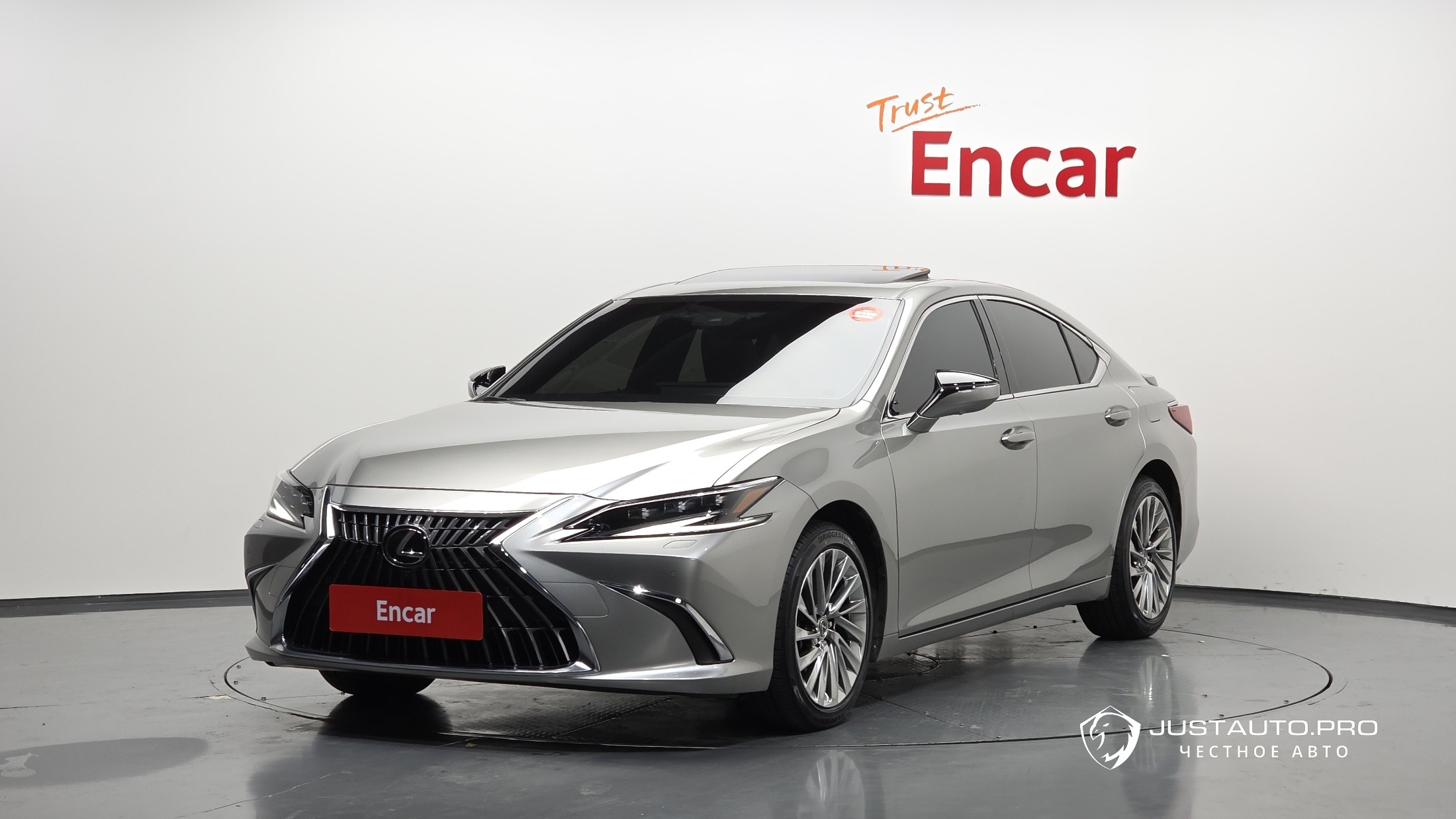 Автомобиль Lexus ES