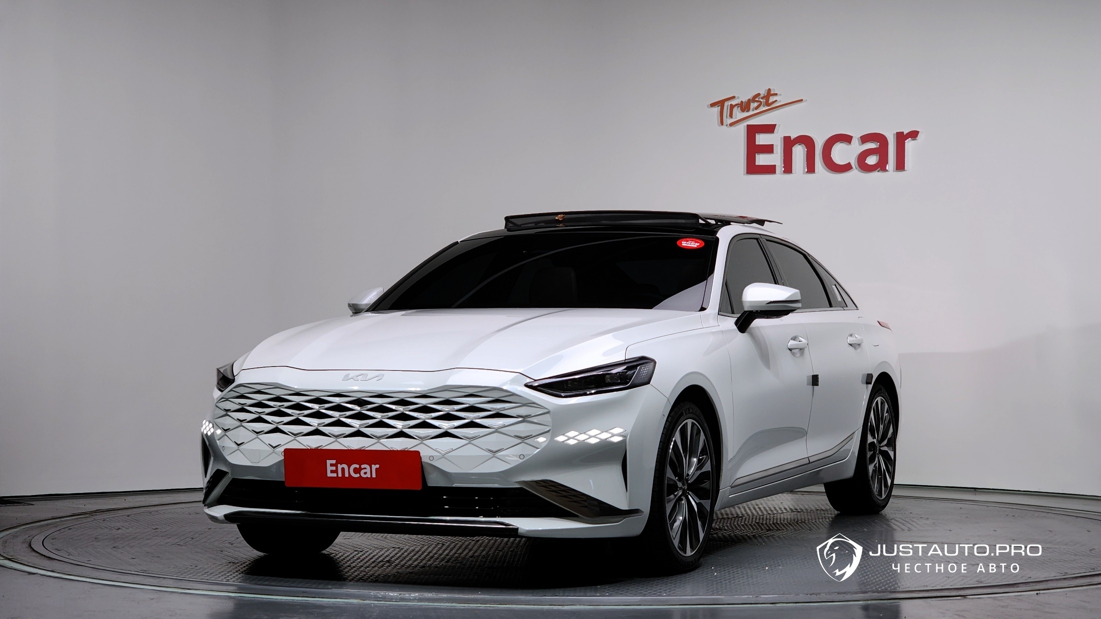 Автомобиль Kia K8